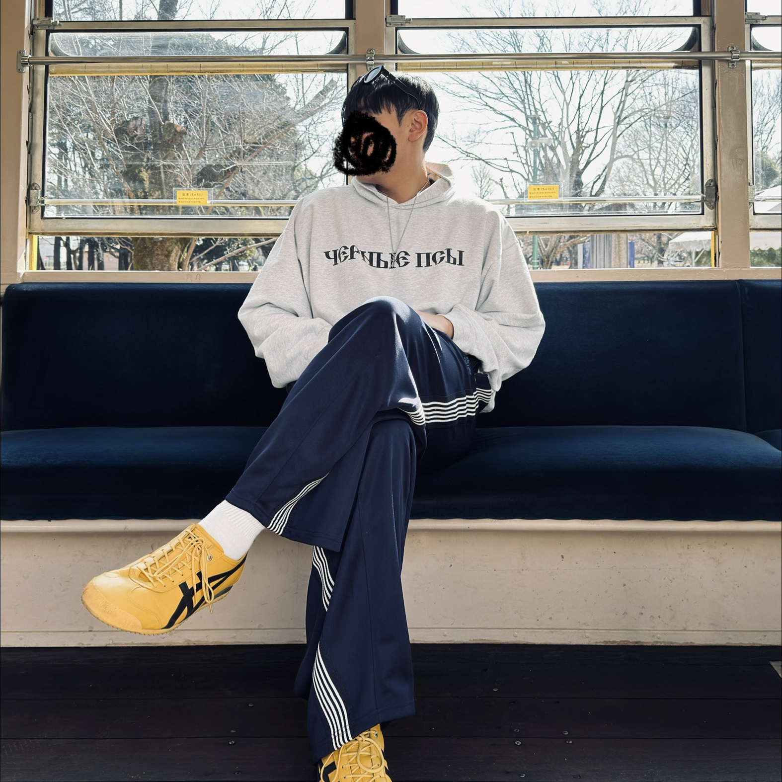 Yeezy x Gosha Rubchinskiy YZY Black Dogs Hoodie Heather Grey, Needles x Loftman H.D. Track Pants Poly Smooth Navy 착용 스타일