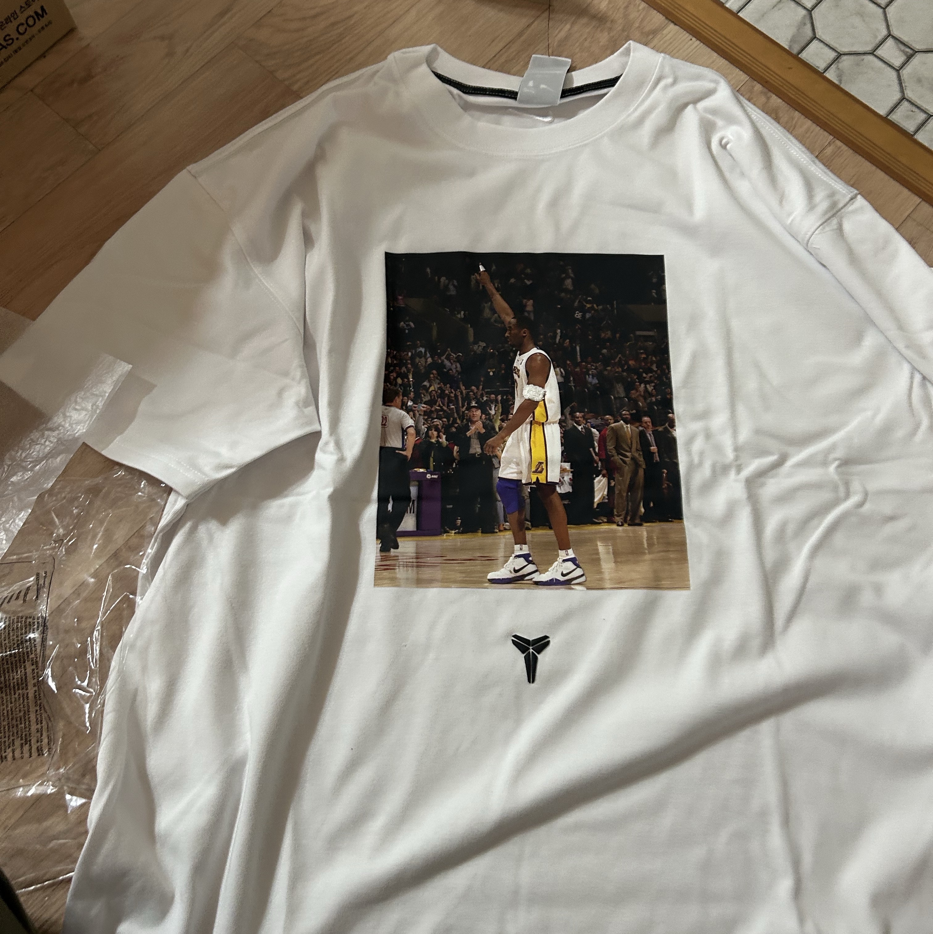 Nike Kobe 81 Max90 T-Shirt White - US/EU 착용 스타일