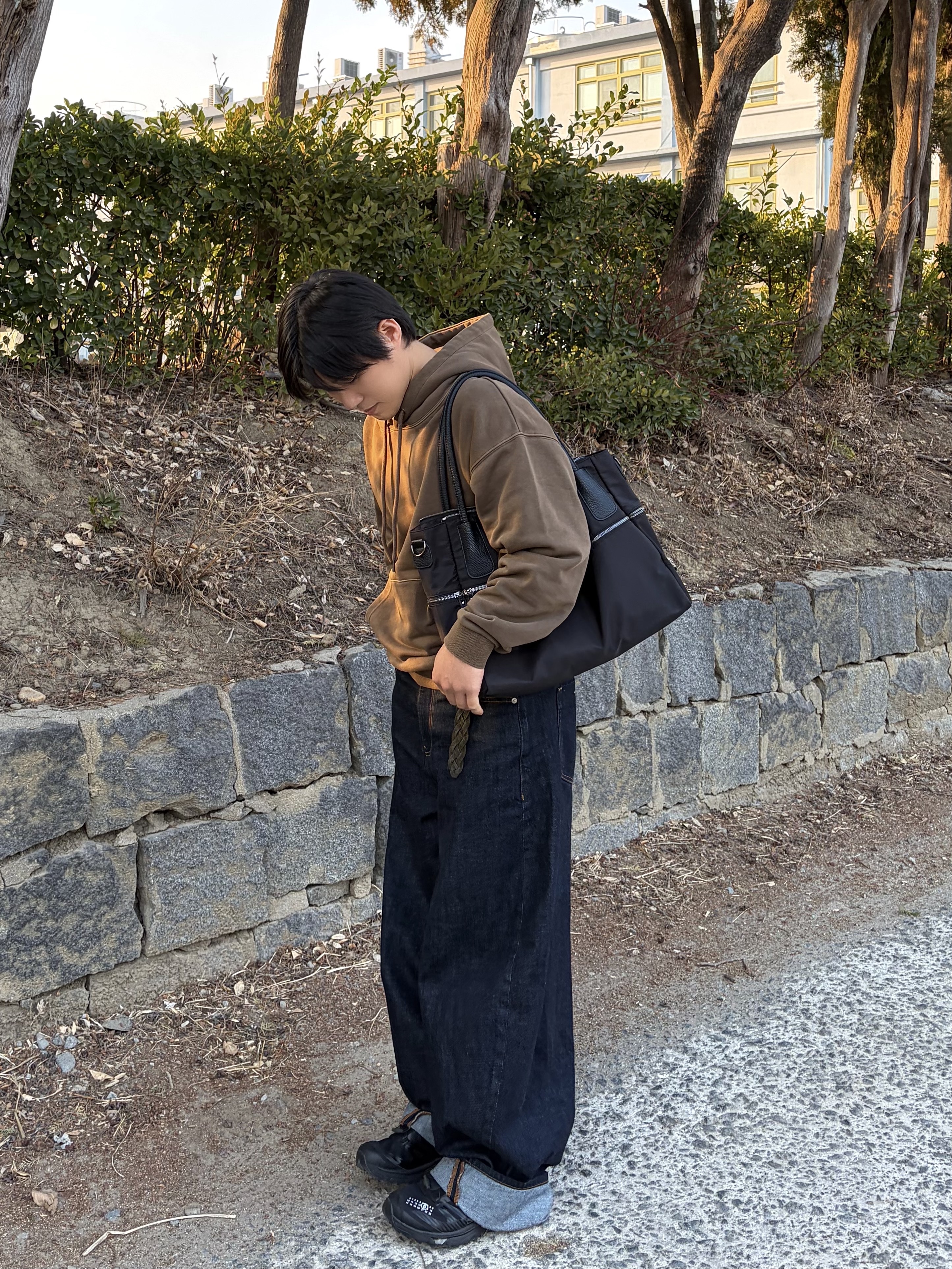 noun Wide Curved Denim Pants One Washed, MUCENT 4way Sigature Logo Tote Bag Black 착용 스타일 - 3