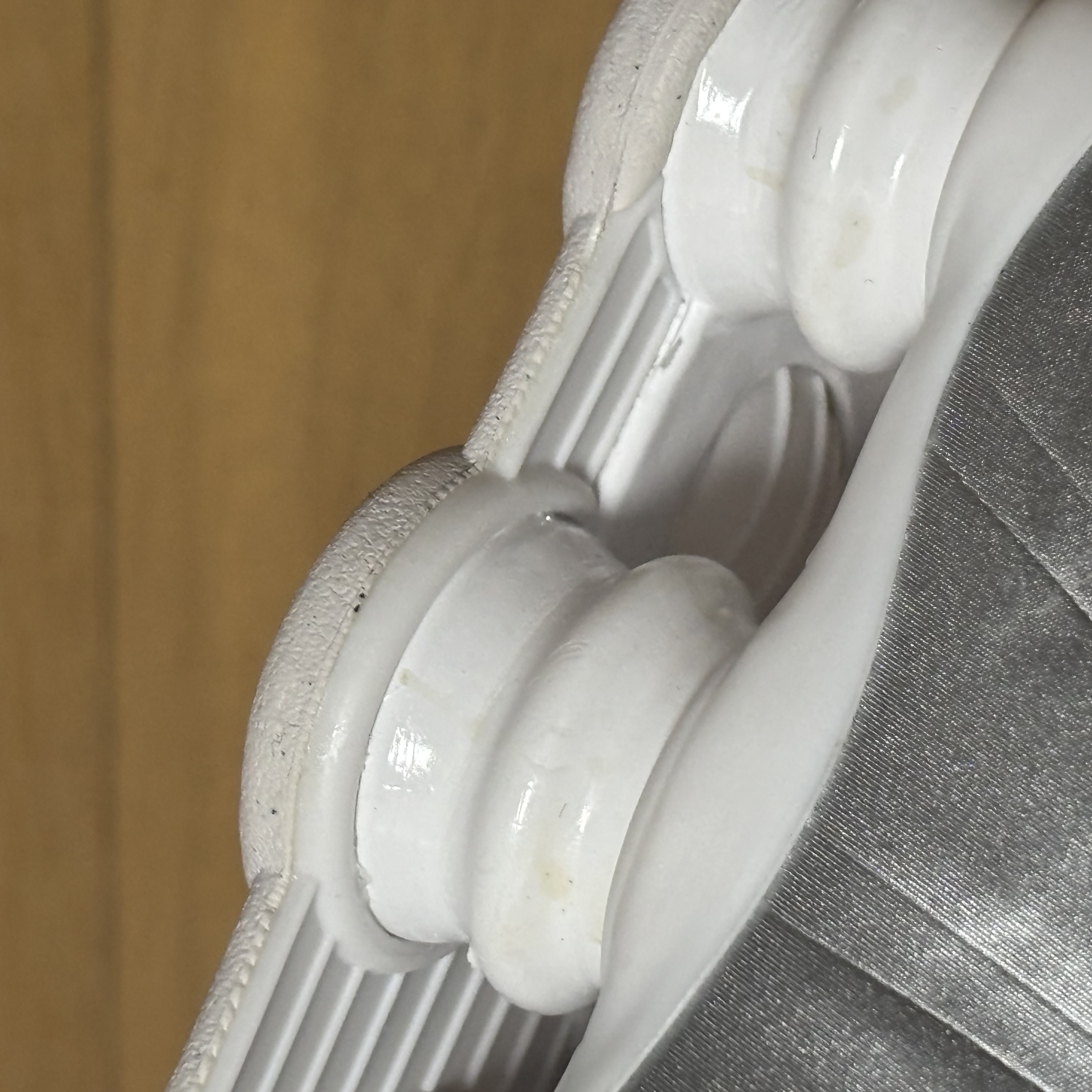 Nike Shox R4 White Bright Crimson 착용 스타일 - 2