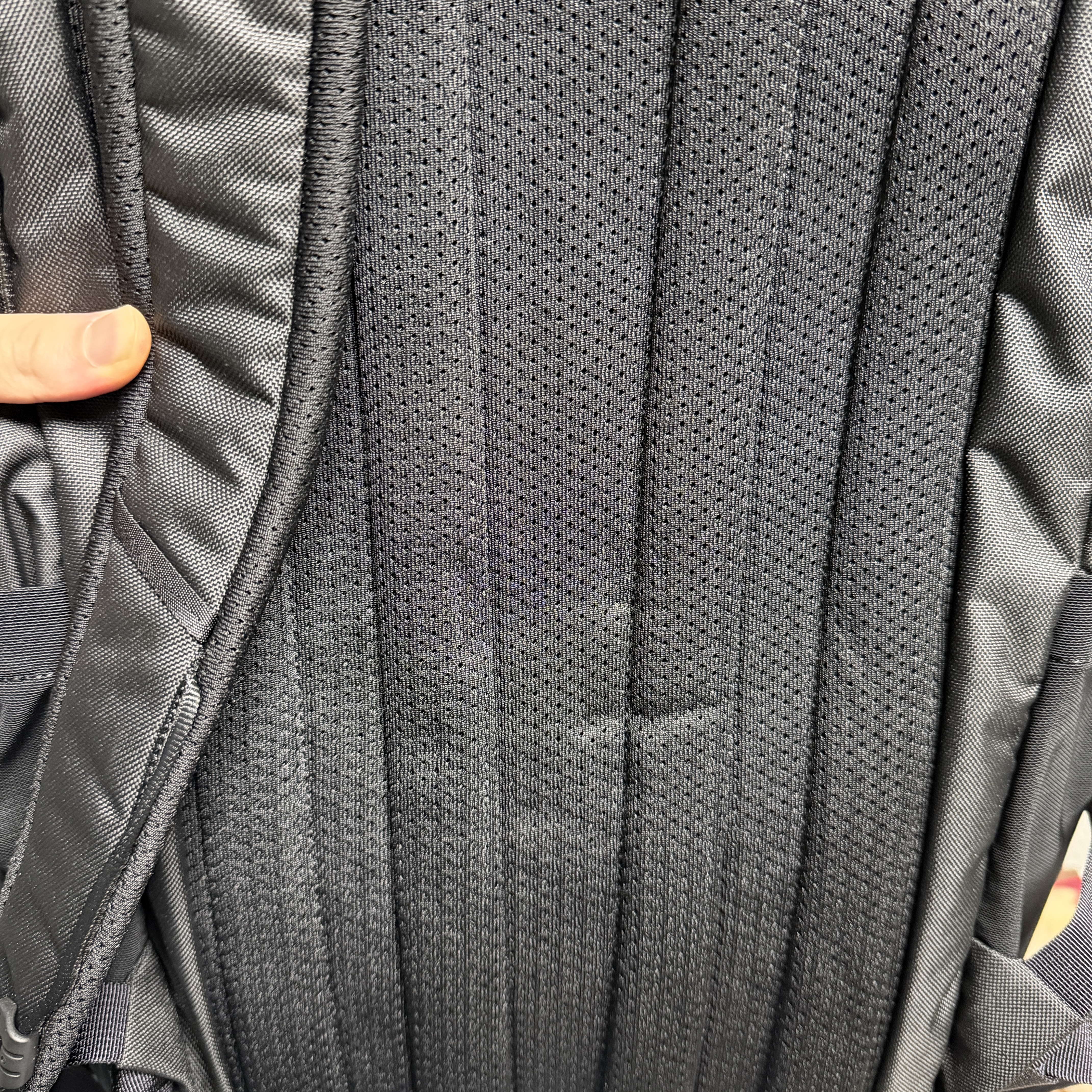 Arc'teryx Mantis 26 Backpack Black 착용 스타일 - 2