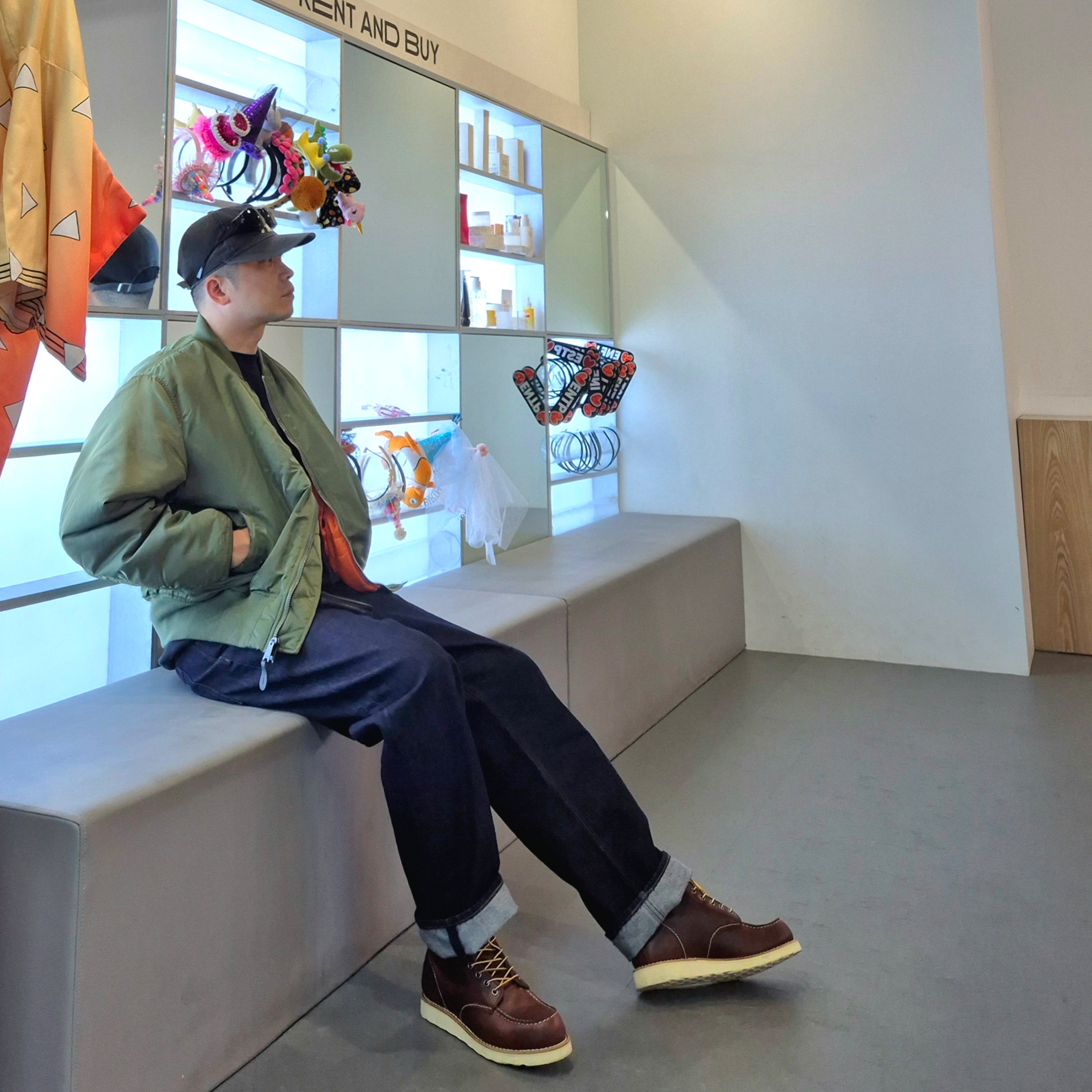 Uniqlo x JW Anderson Straight Jean Blue - KR, ALPHA INDUSTRIES MA-1 Flight Jacket Sage 착용 스타일 - 2