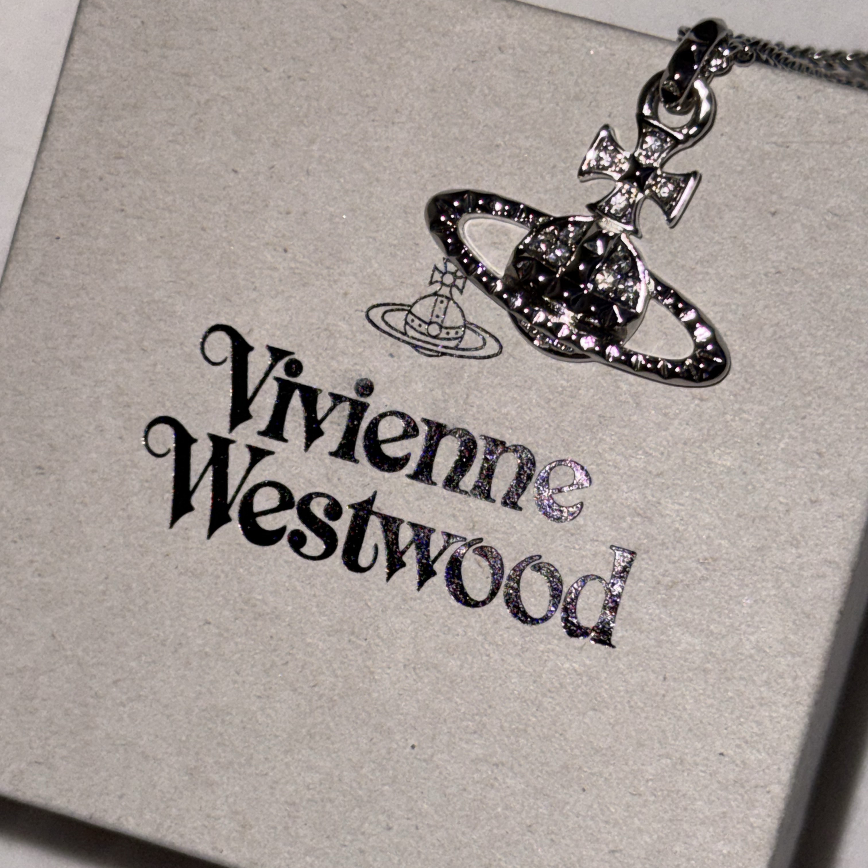 Vivienne Westwood Mayfair Bas Relief Pendant Silver 착용 스타일