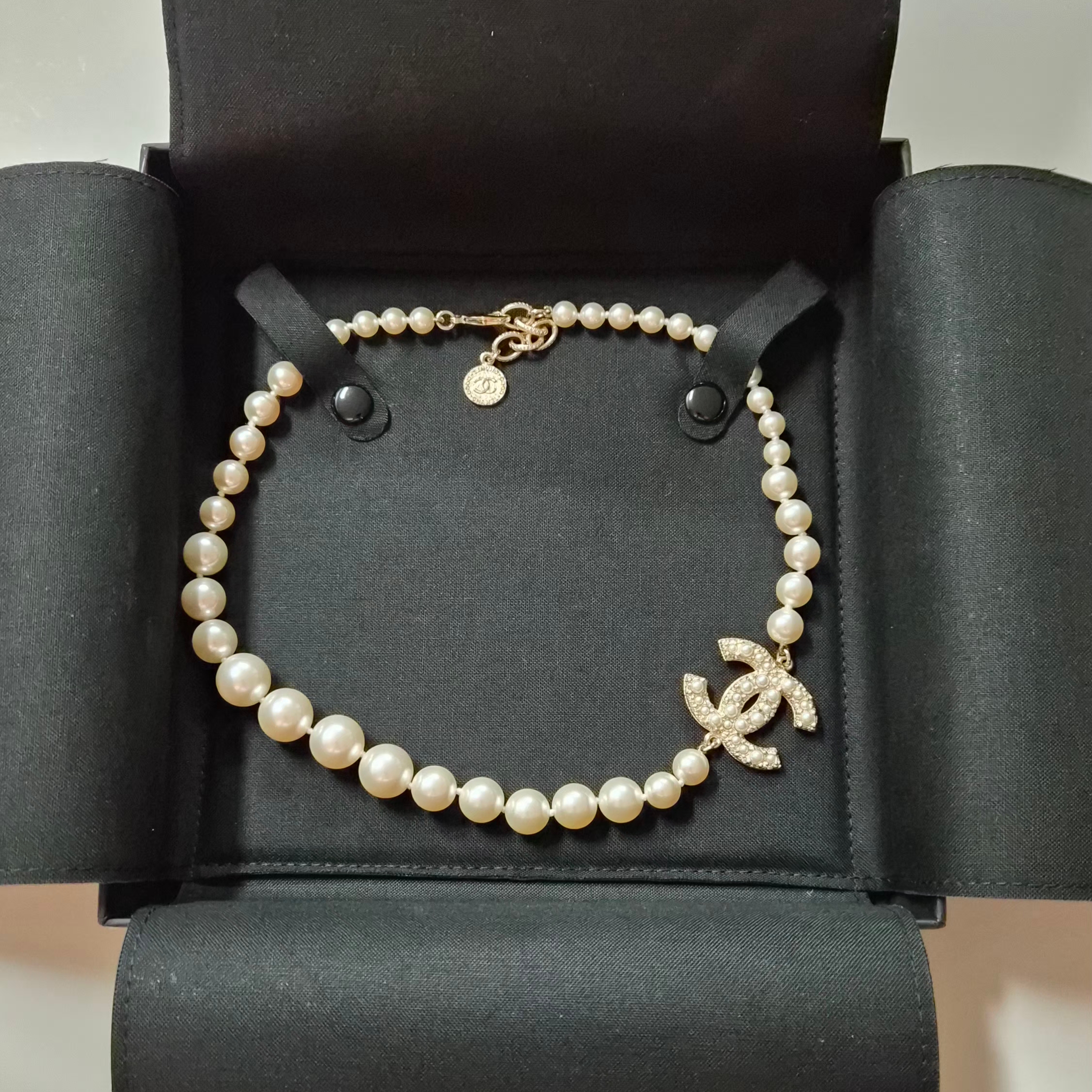 (W) Chanel Necklace Metal Glass Pearls Resin & Gold Pearly White Crystal 착용 스타일