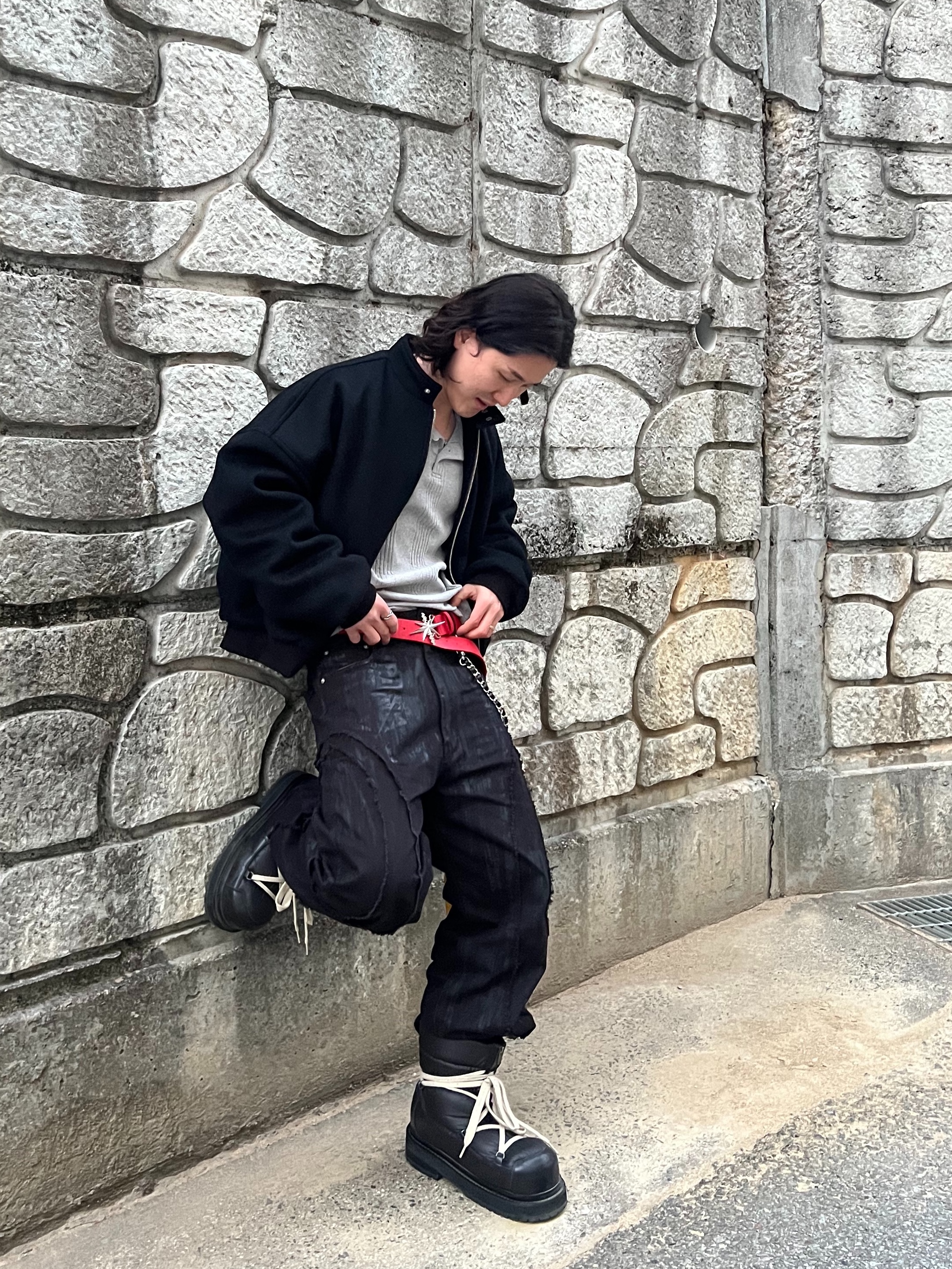 REPINER Curve Coated Trouser Black 착용 스타일 - 1