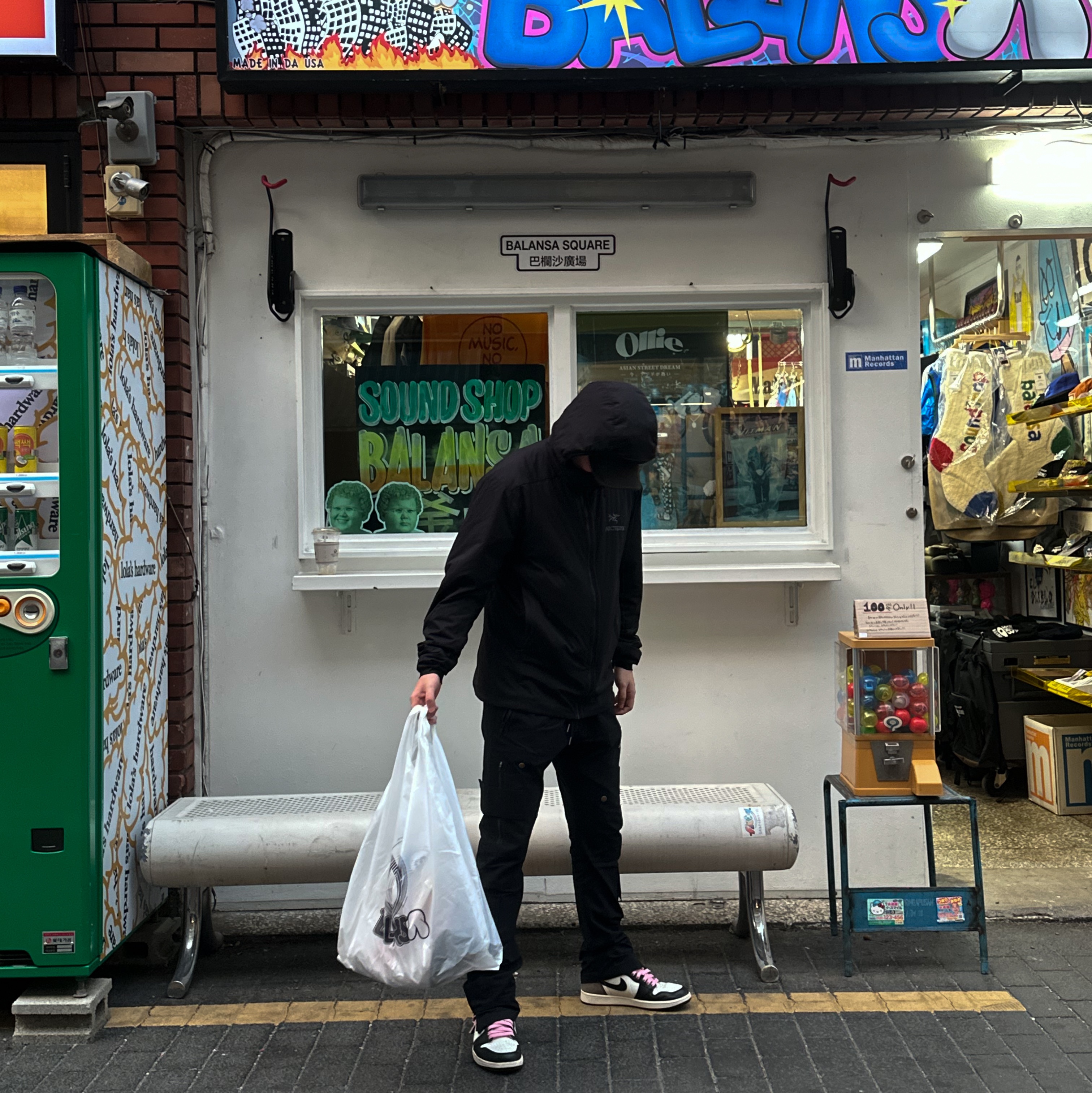 Arc'teryx Atom Hoody Black, Supreme Military Camp Cap Black - 23FW 착용 스타일