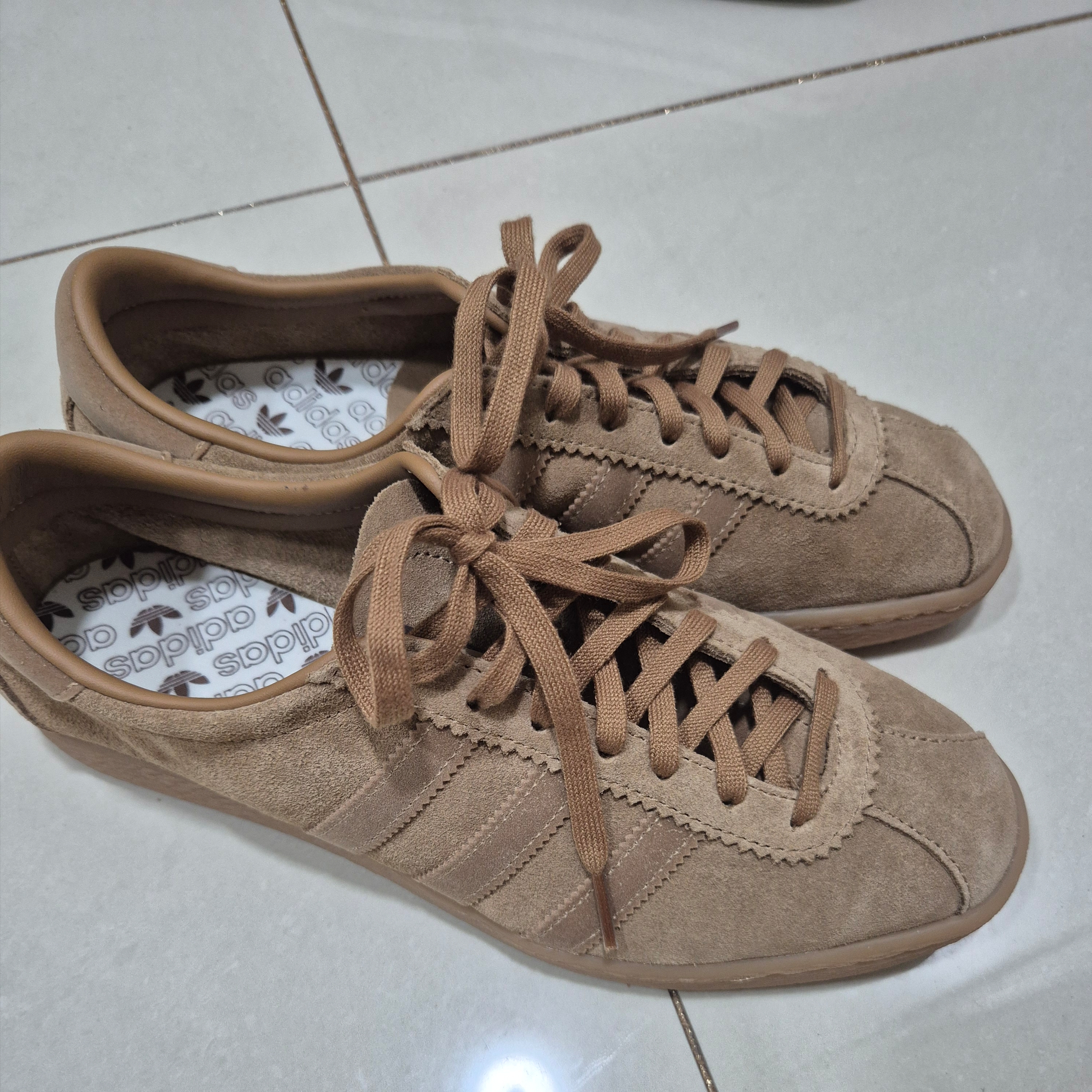 Adidas Tobacco Team Brown Desert Cardboard 착용 스타일