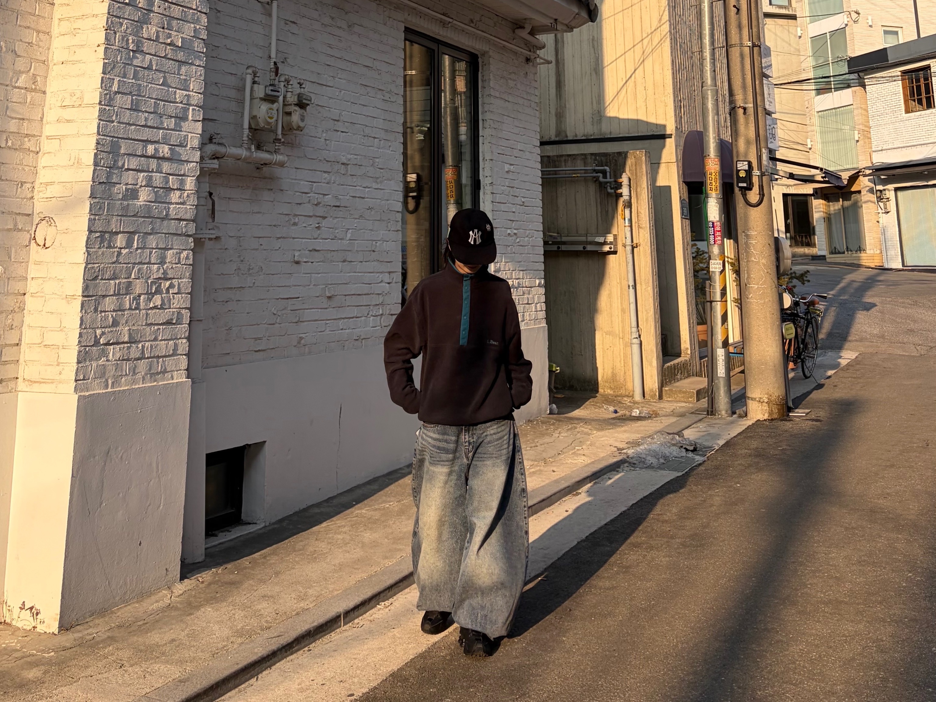 Aftermath Atm Logo Ball Cap Black, L.L.Bean Classic Fleece Pullover Regular Charcoal Heather 착용 스타일 - 3