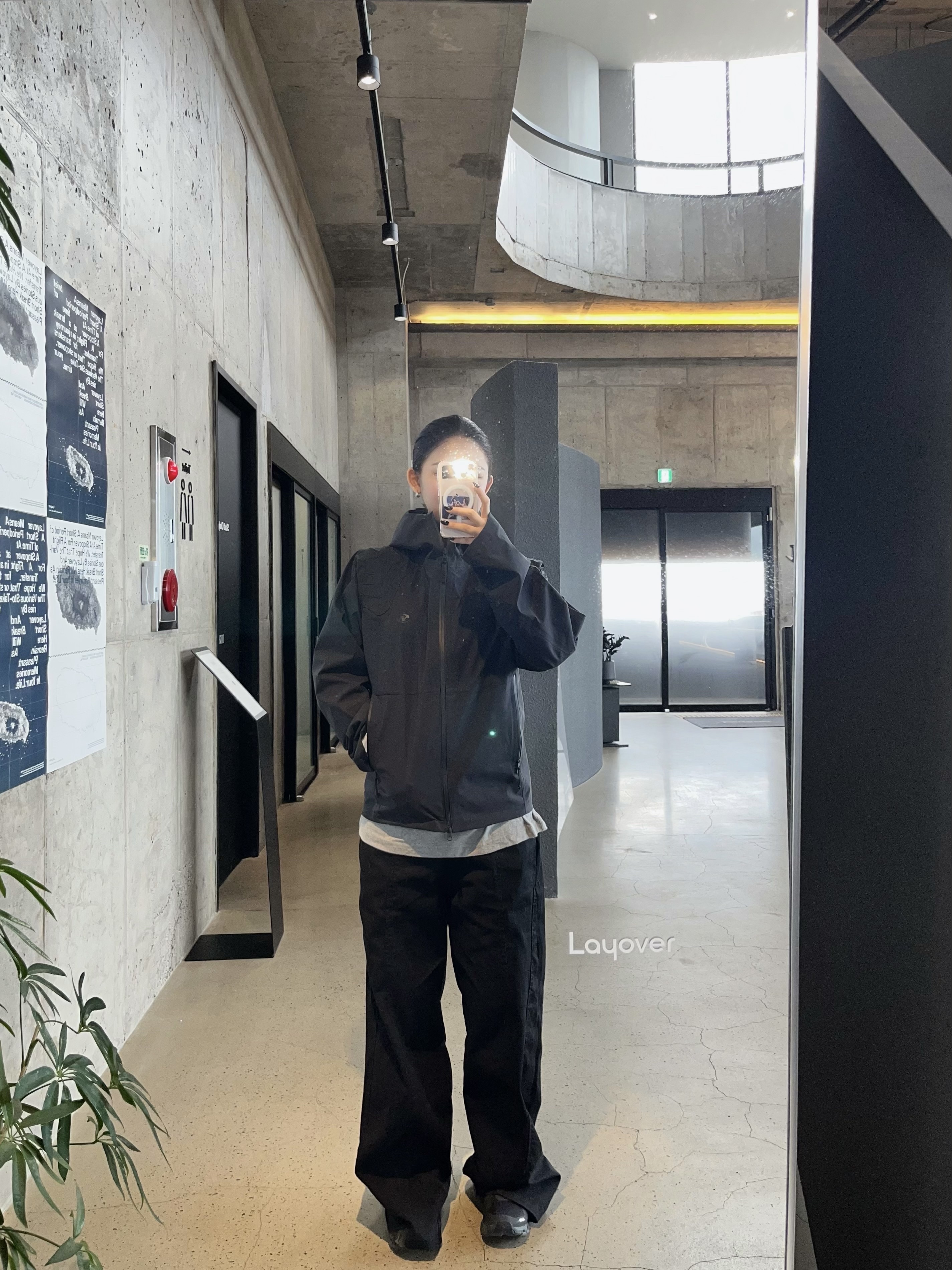 Sansan Gear Alea Shell Jacket Black, (W) On Running Cloud 5 All Black 착용 스타일 - 2