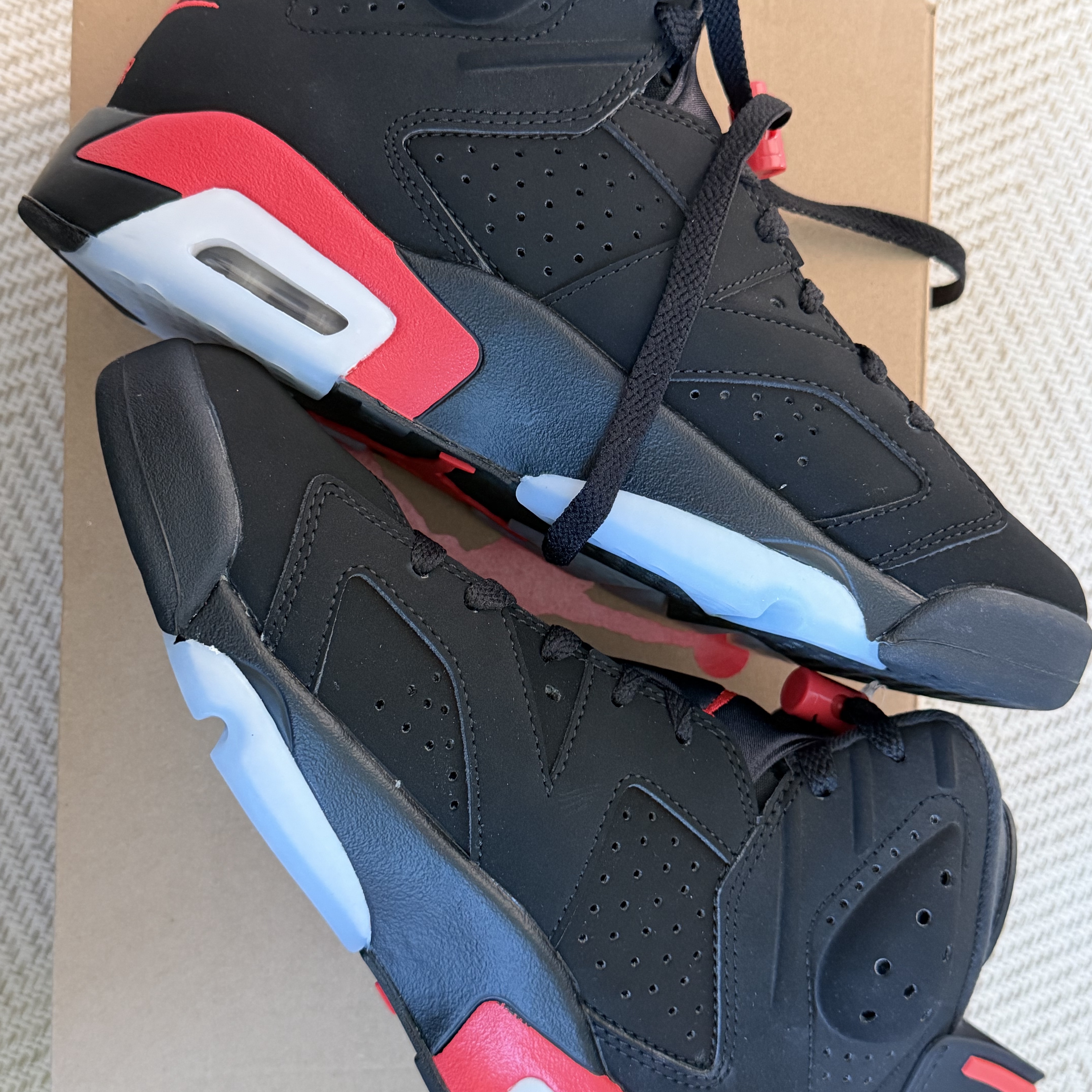 Jordan 6 Retro Infrared Salesman Black and Light Crimson 착용 스타일 - 5