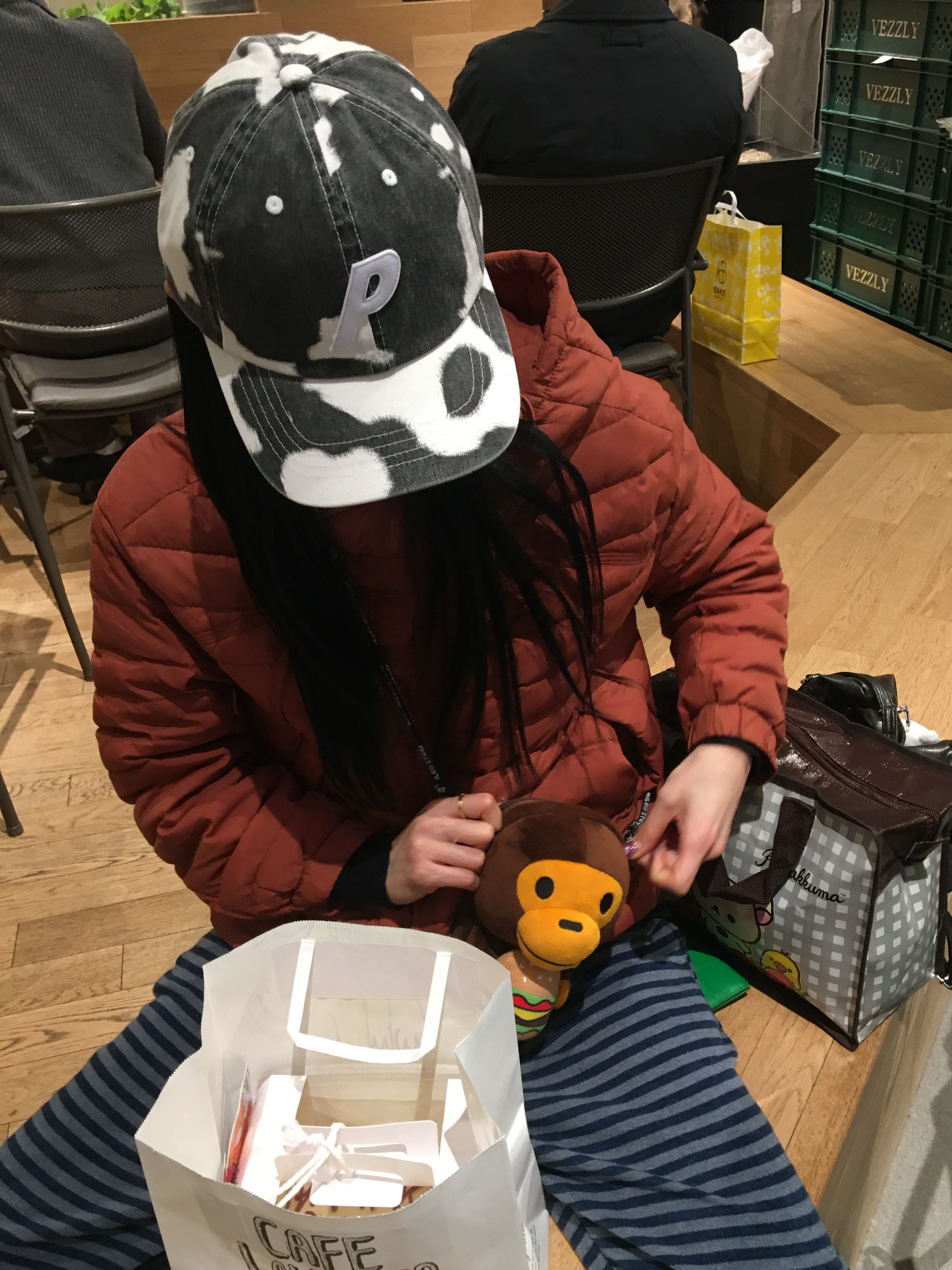 Palace P 6-Panel Cow - 25FW, BAPE Baby Milo Mobile Bag 1 Brown 착용 스타일