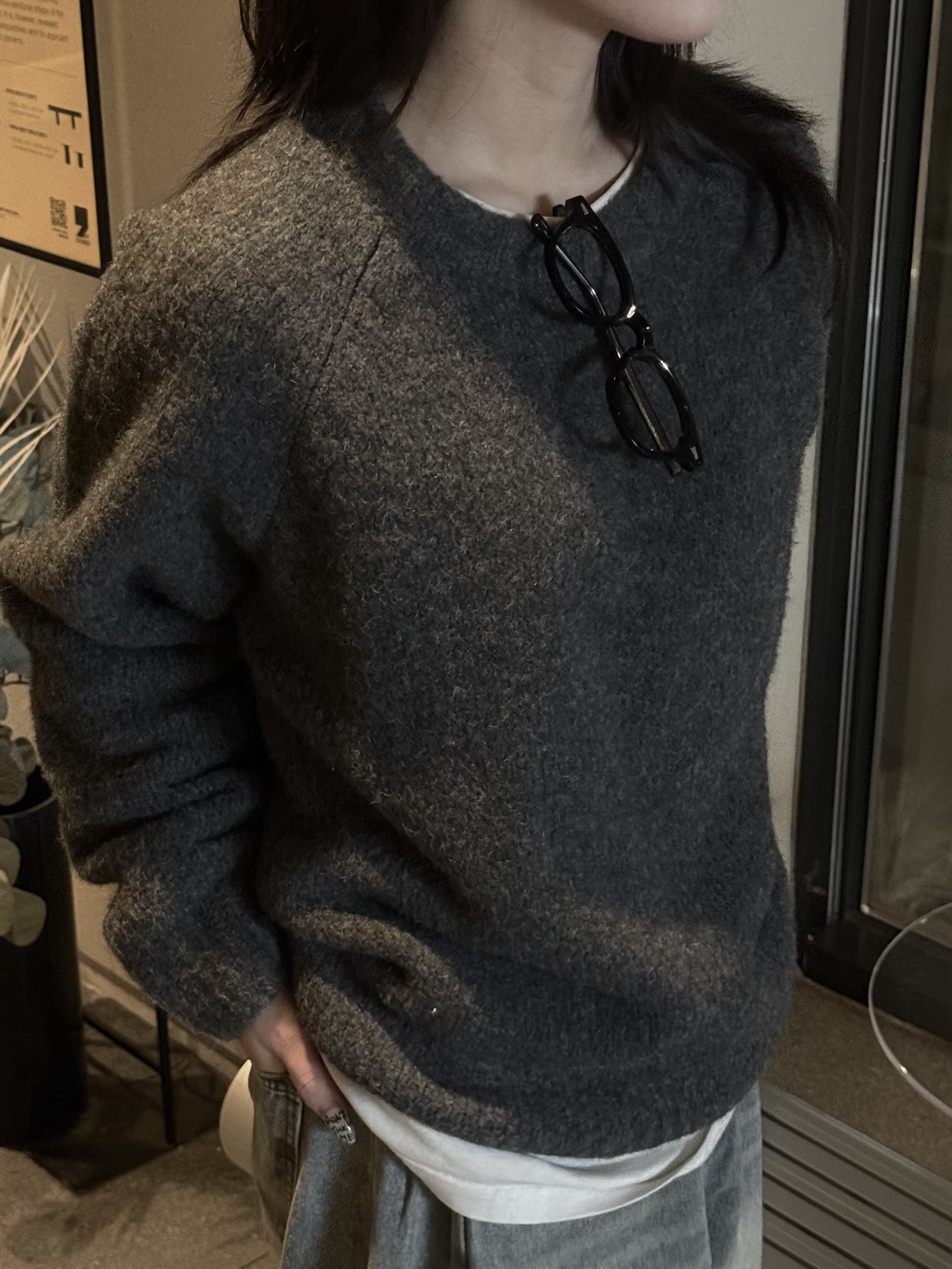 Knitted Boucle Reglan Crop Round Knit Charcoal 착용 스타일