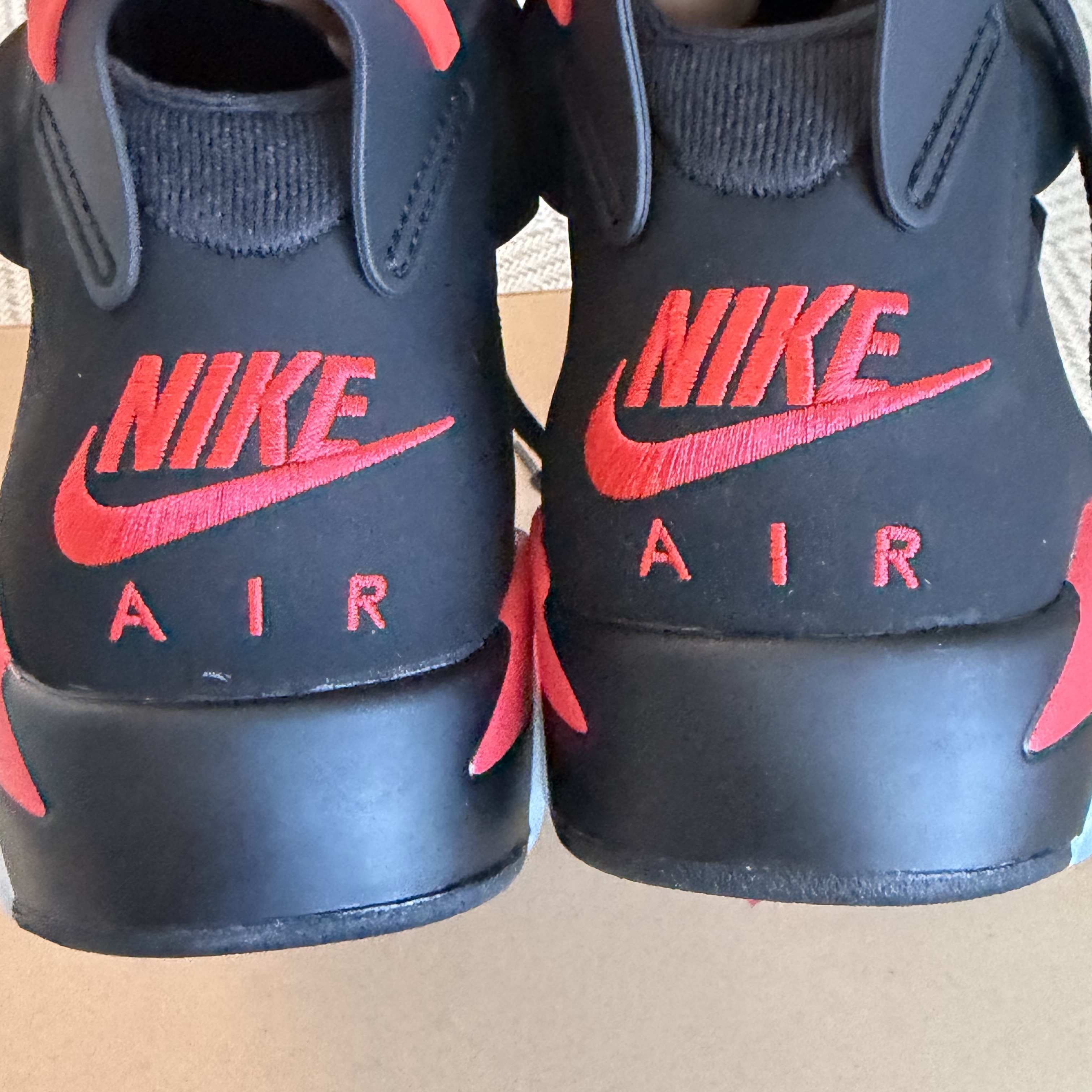 Jordan 6 Retro Infrared Salesman Black and Light Crimson 착용 스타일 - 4