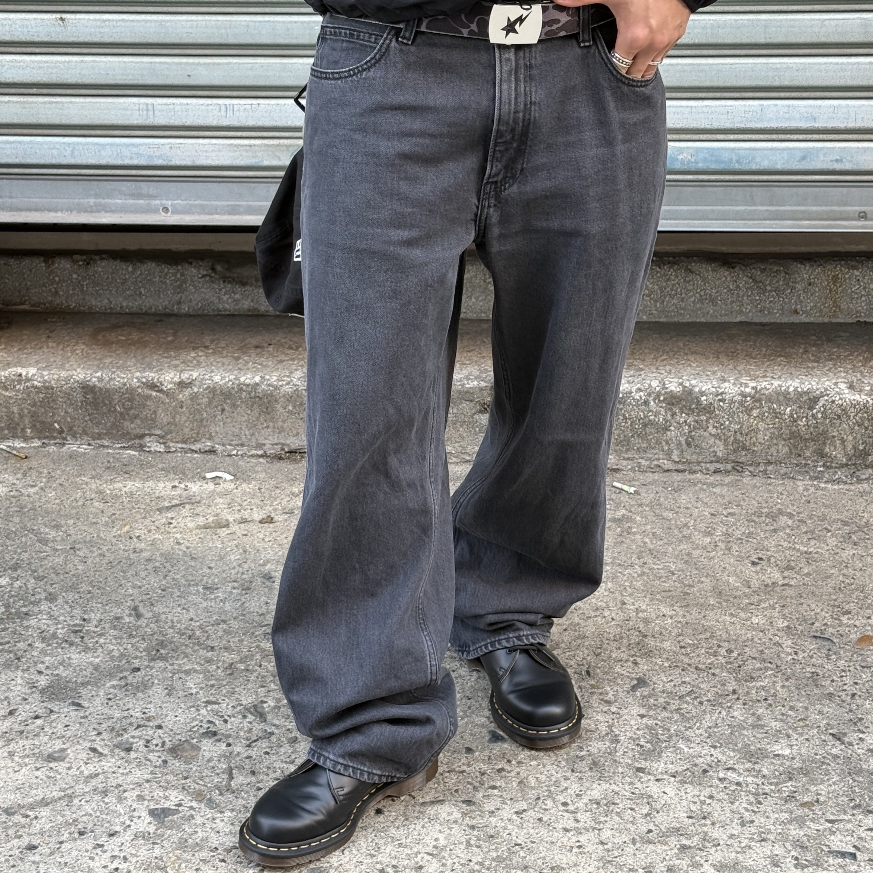 Dr. Martens MIE Vintage 1461 Black, BAPE Color Camo Sta Gi Belt Black 착용 스타일