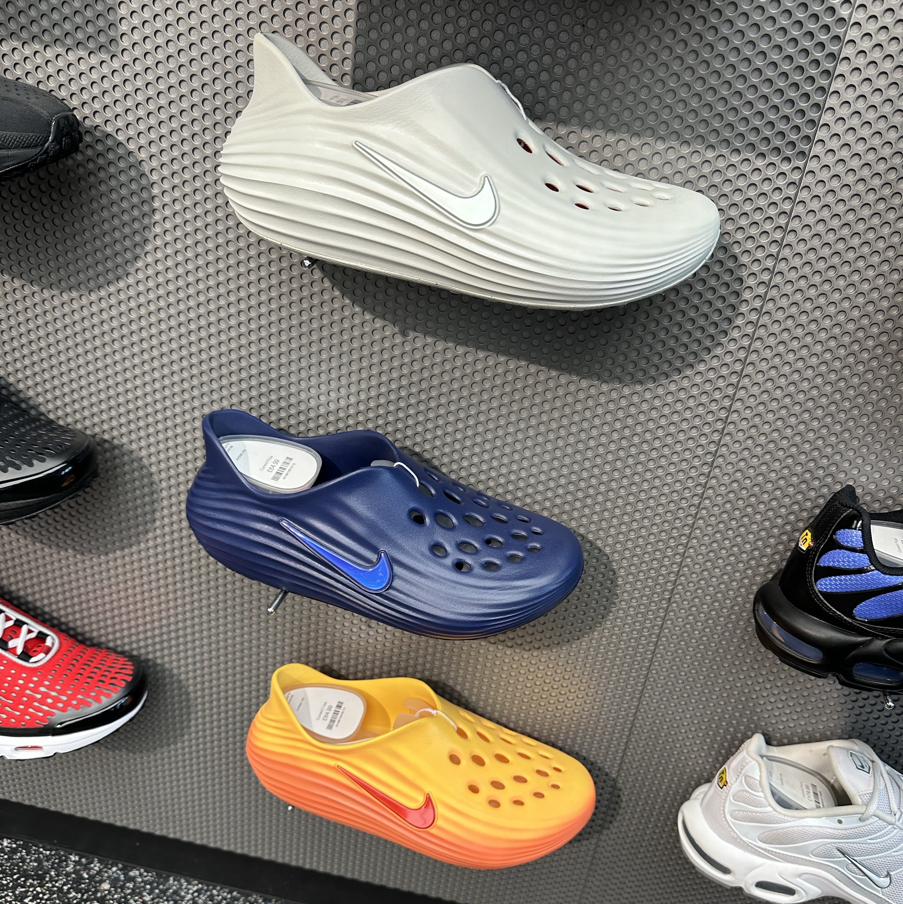Nike ReactX Rejuven8 Spruce Aura Light Silver 착용 스타일