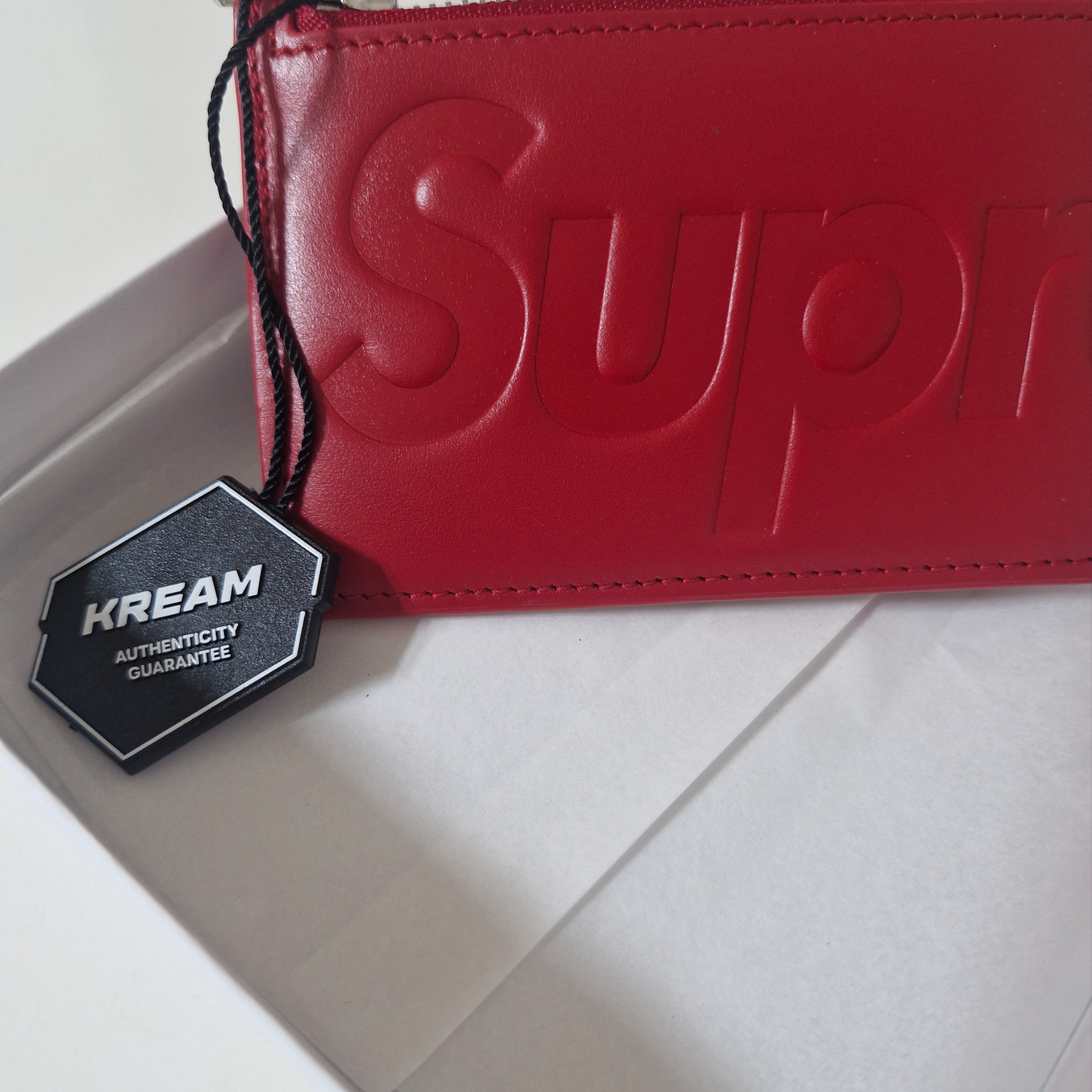 Supreme Leather Zip Card Holder Red 착용 스타일