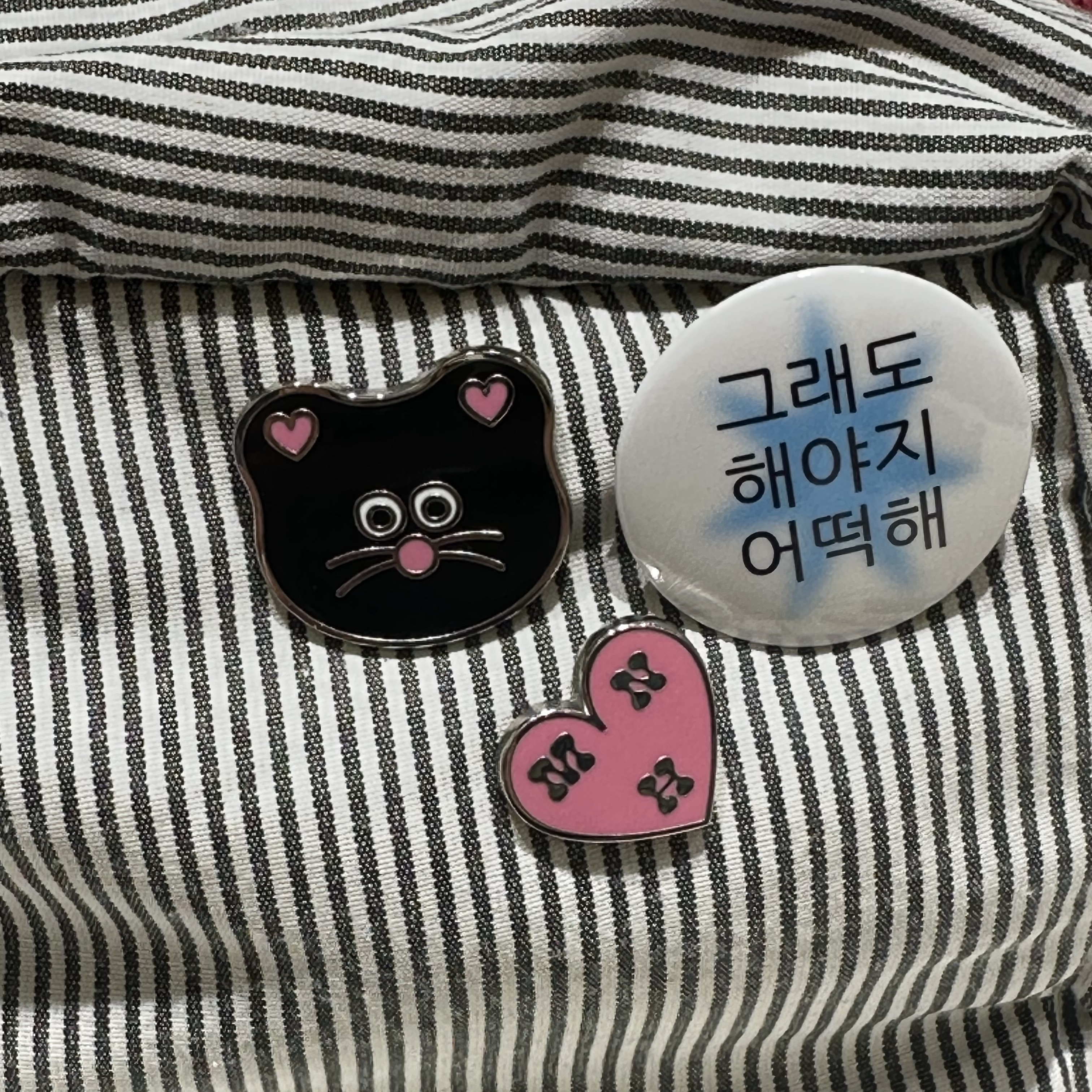 Monamhee Beulpingi Metal Pin Badge Black 착용 스타일