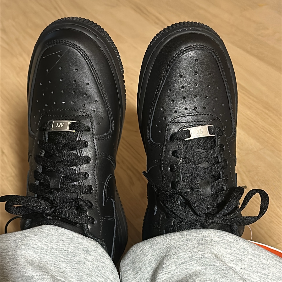 (W) Nike Air Force 1 '07 Low Triple Black 착용 스타일