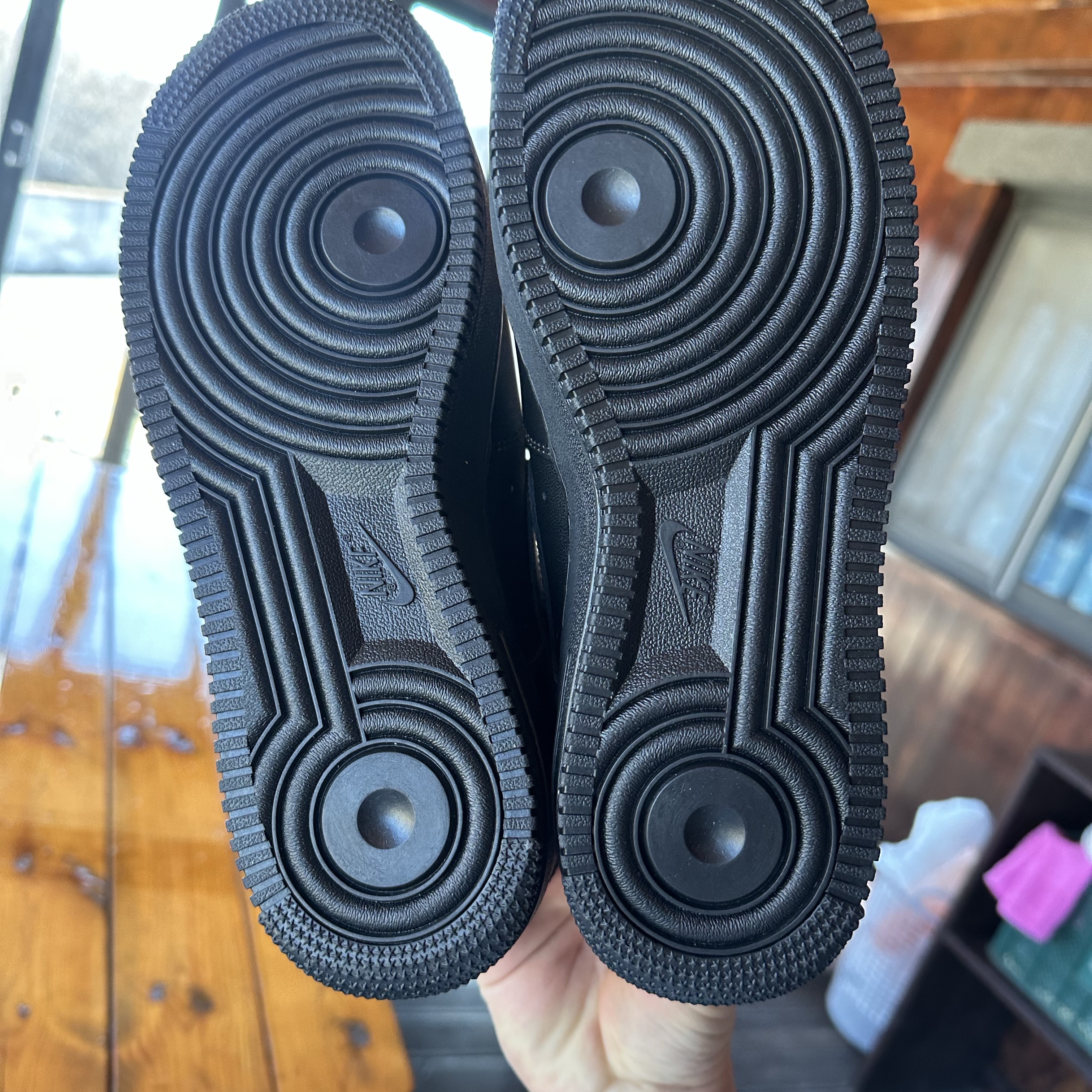 Nike Air Force 1 '07 Low Triple Black 착용 스타일 - 3
