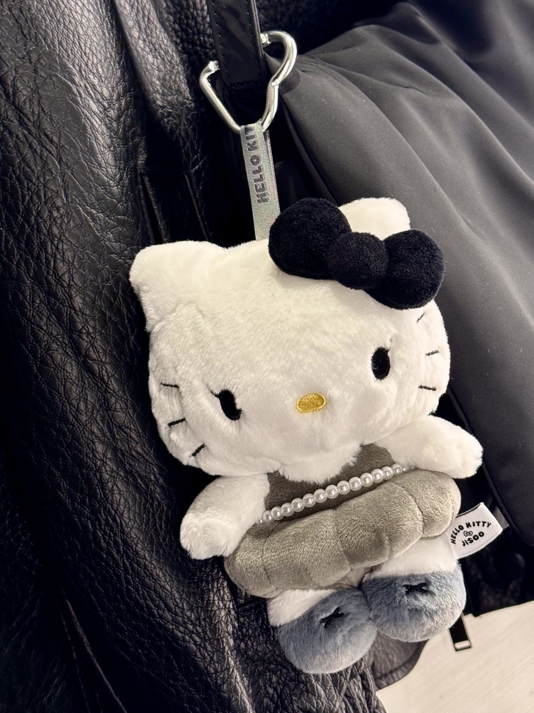 HELLO KITTY x JISOO Plush Keychain Black Gray (Opened Case), COS Tri-Fold Padded Crossbody Bag Black 착용 스타일 - 2