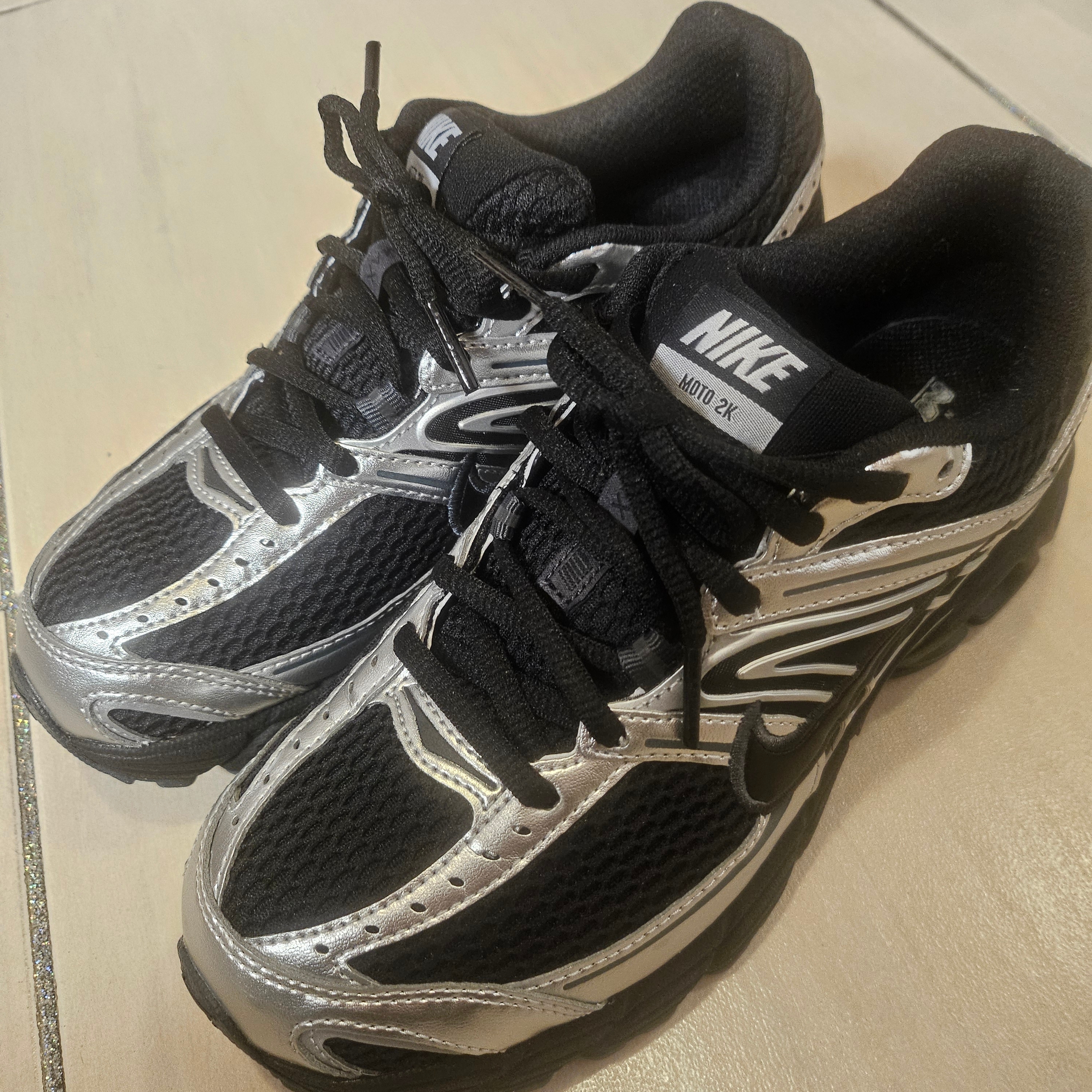 (W) Nike Air Max Moto 2K Black Metallic Silver 착용 스타일 - 1
