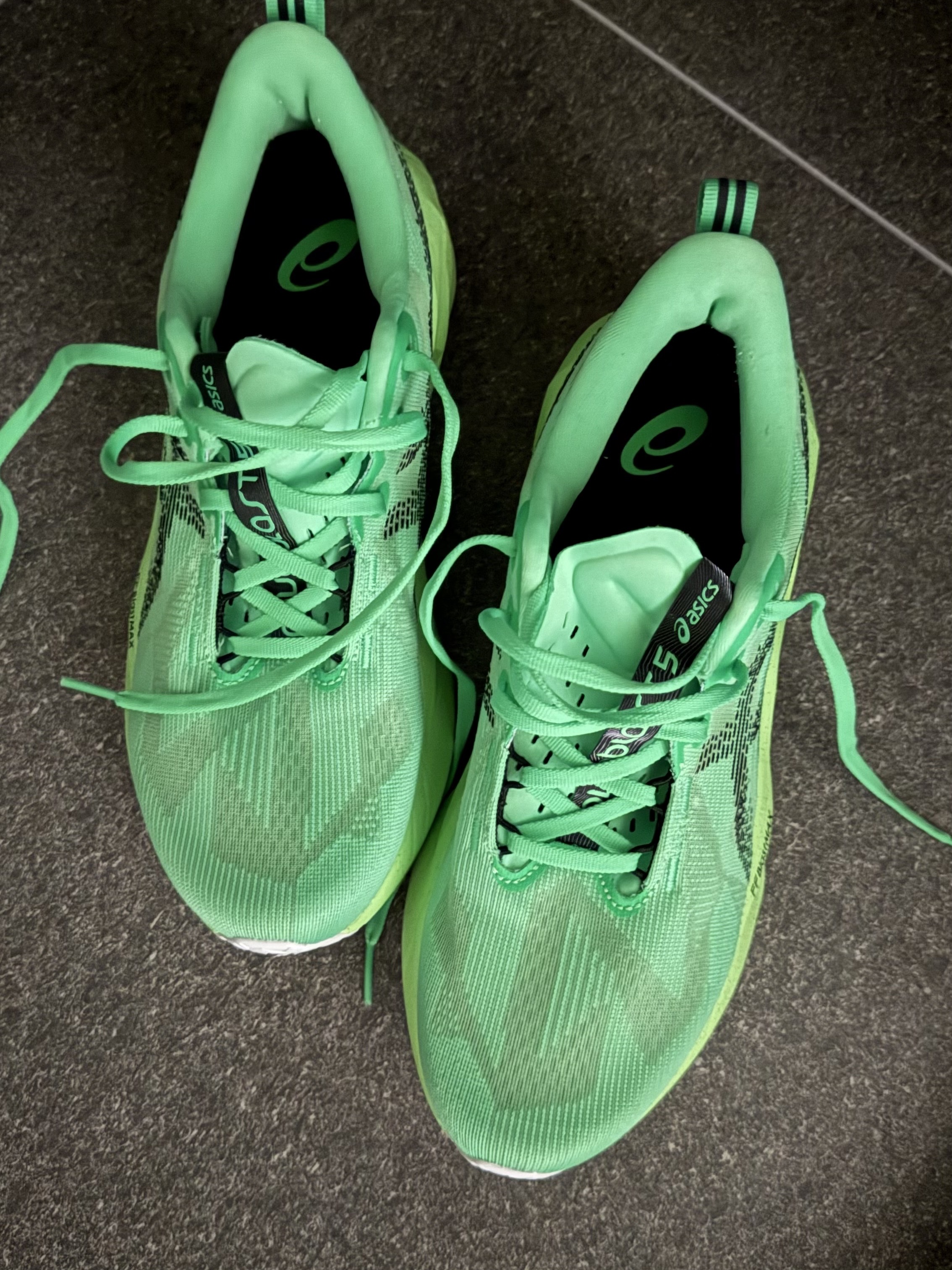 Asics Novablast 5 Ekiden Vital Green Black 착용 스타일 - 2