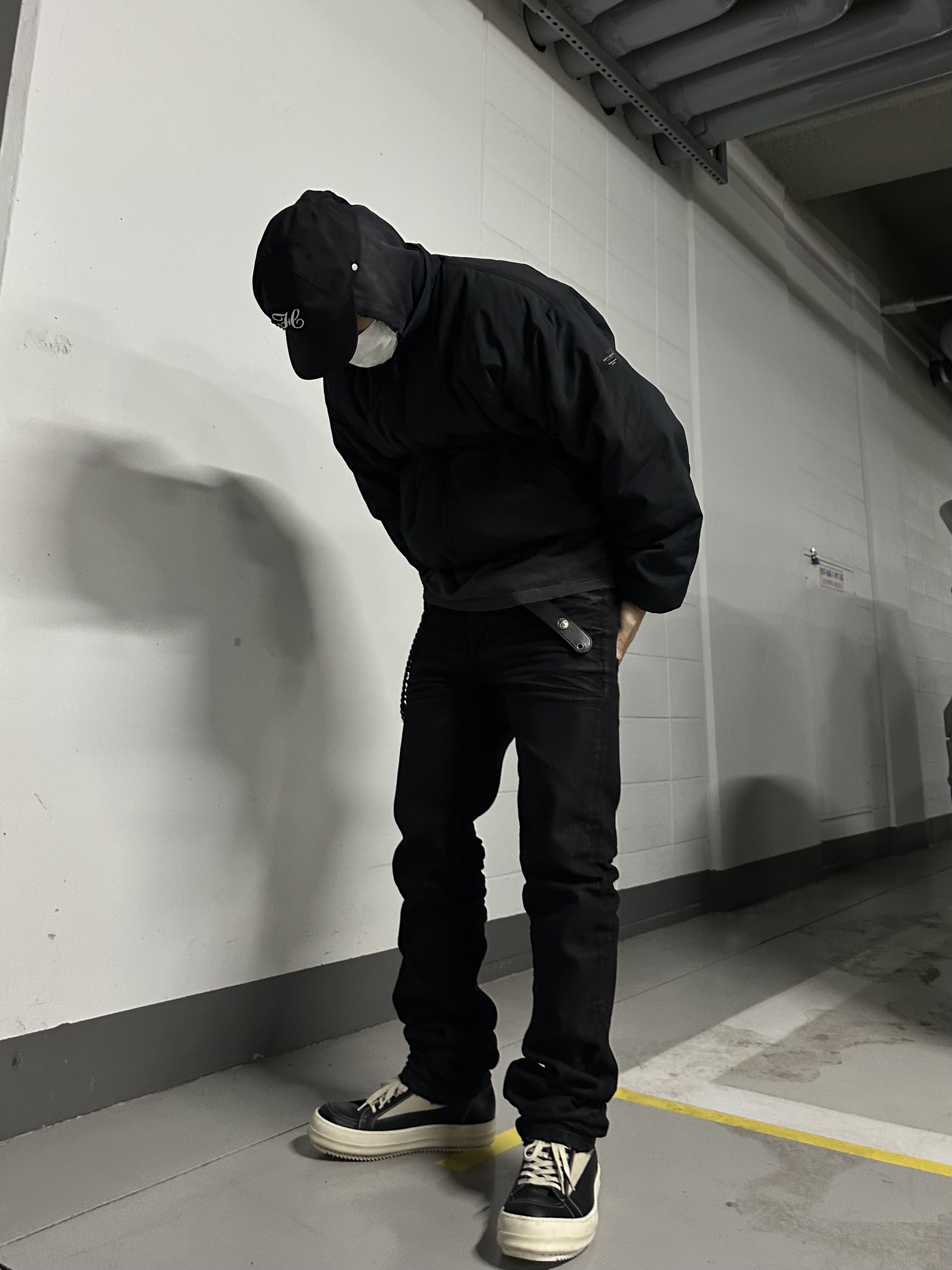 Rick Owens Vintage Sneakers in Full Grain Calf Leather And Velour Suede Black Milk Milk 착용 스타일 - 3