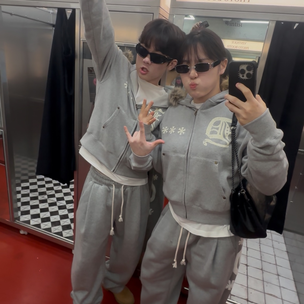 AMOU Fur Hoodie Zip Up Gray, AMOU Molly One Tuck Sweat Pants Gray 착용 스타일 - 1