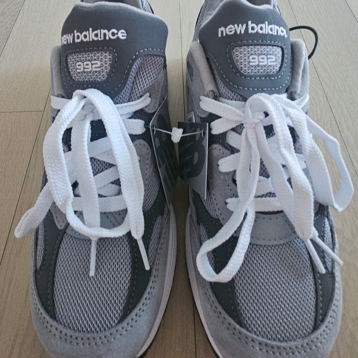 New Balance 992 Made in USA Core Grey Silver Metallic 착용 스타일 - 2