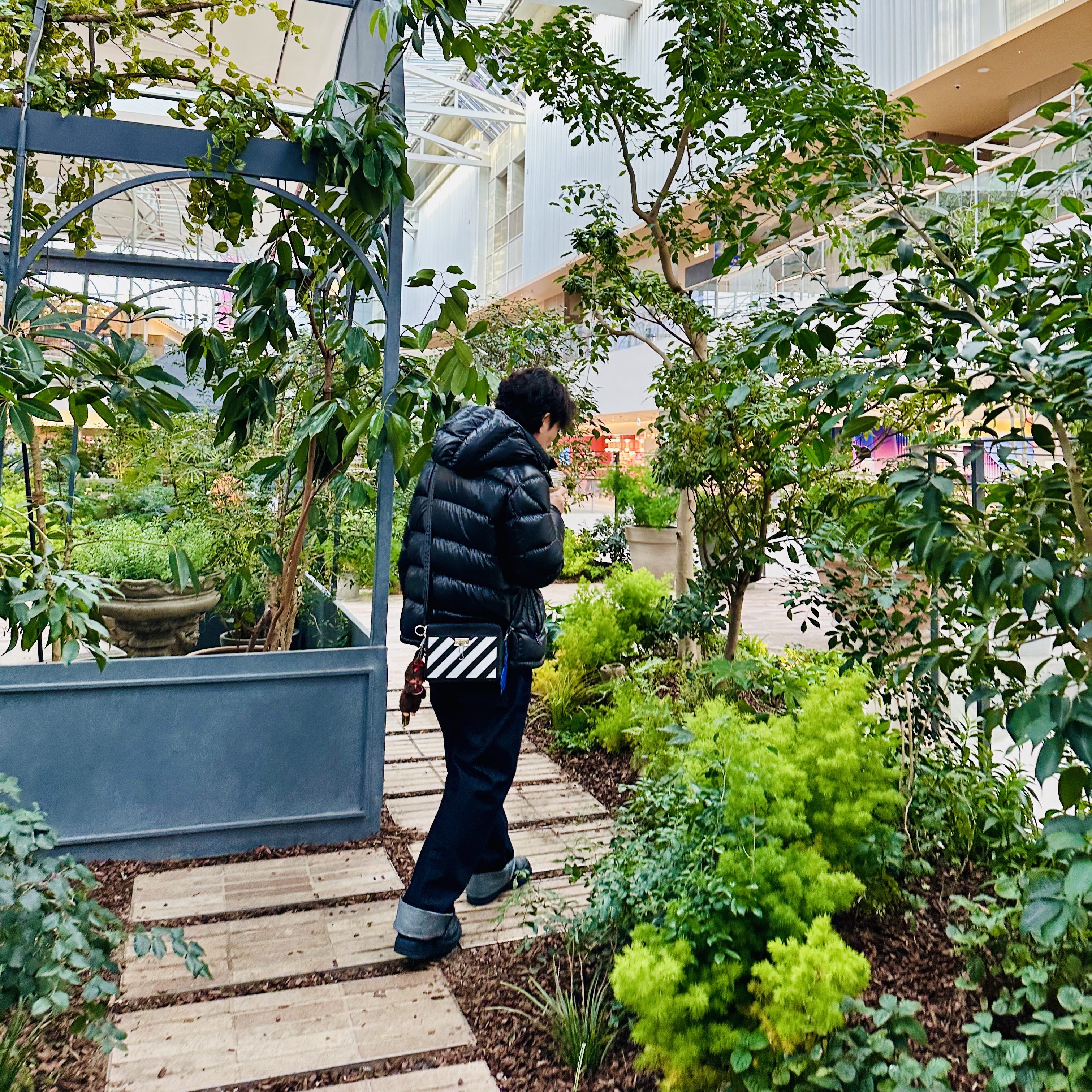 Moncler Maya Short Down Jacket Black - 24FW, Uniqlo x JW Anderson Straight Jean Blue - KR 착용 스타일 - 3