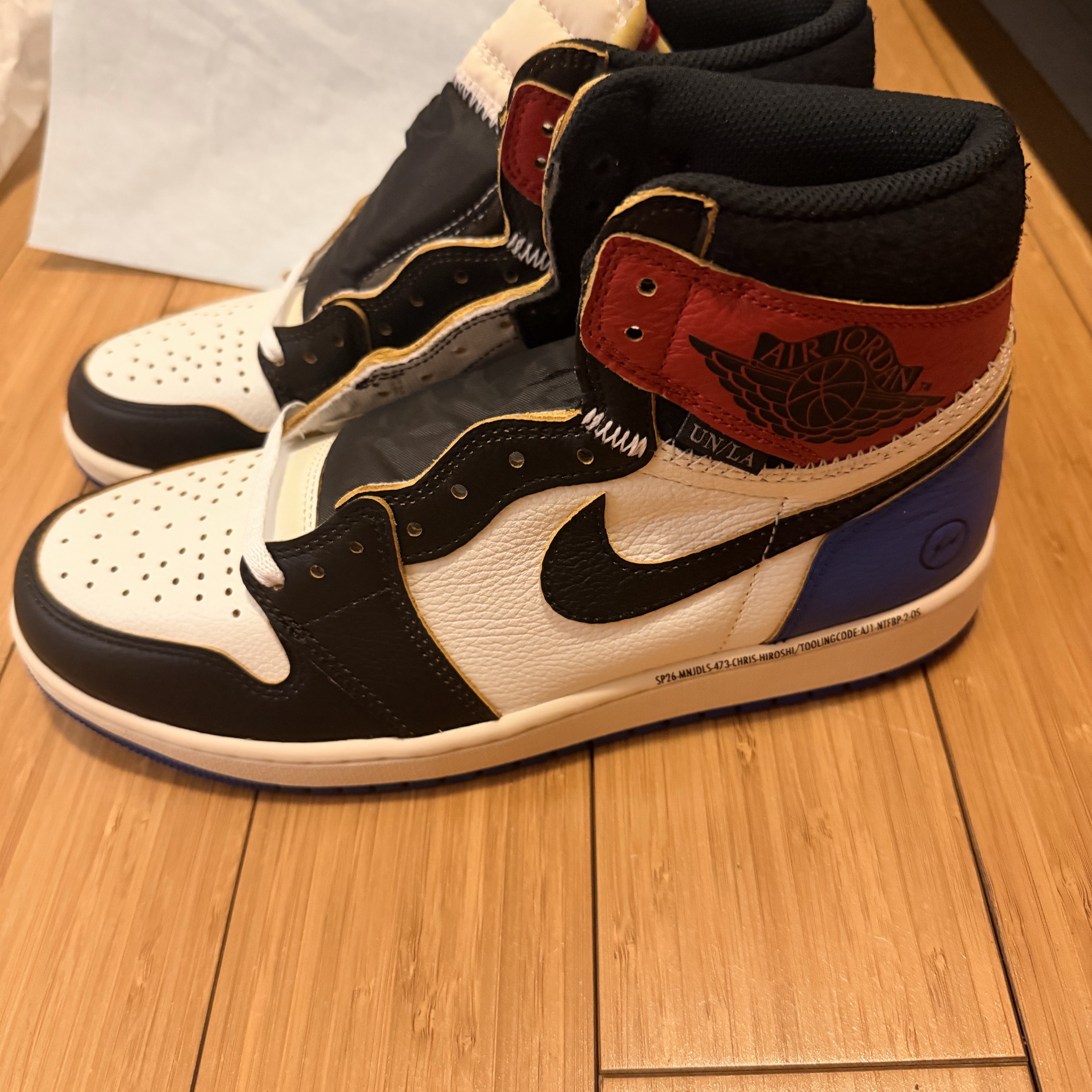 Jordan 1 x Fragment x Union LA Black and Varsity Red 착용 스타일 - 2