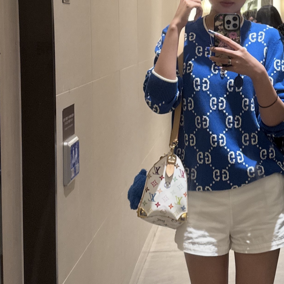 Gucci GG Cotton Intarsia Jumper Cobalt Blue Ivory, Louis Vuitton x Murakami Takashi Speedy Bandouliere 25 Multicolor White 착용 스타일