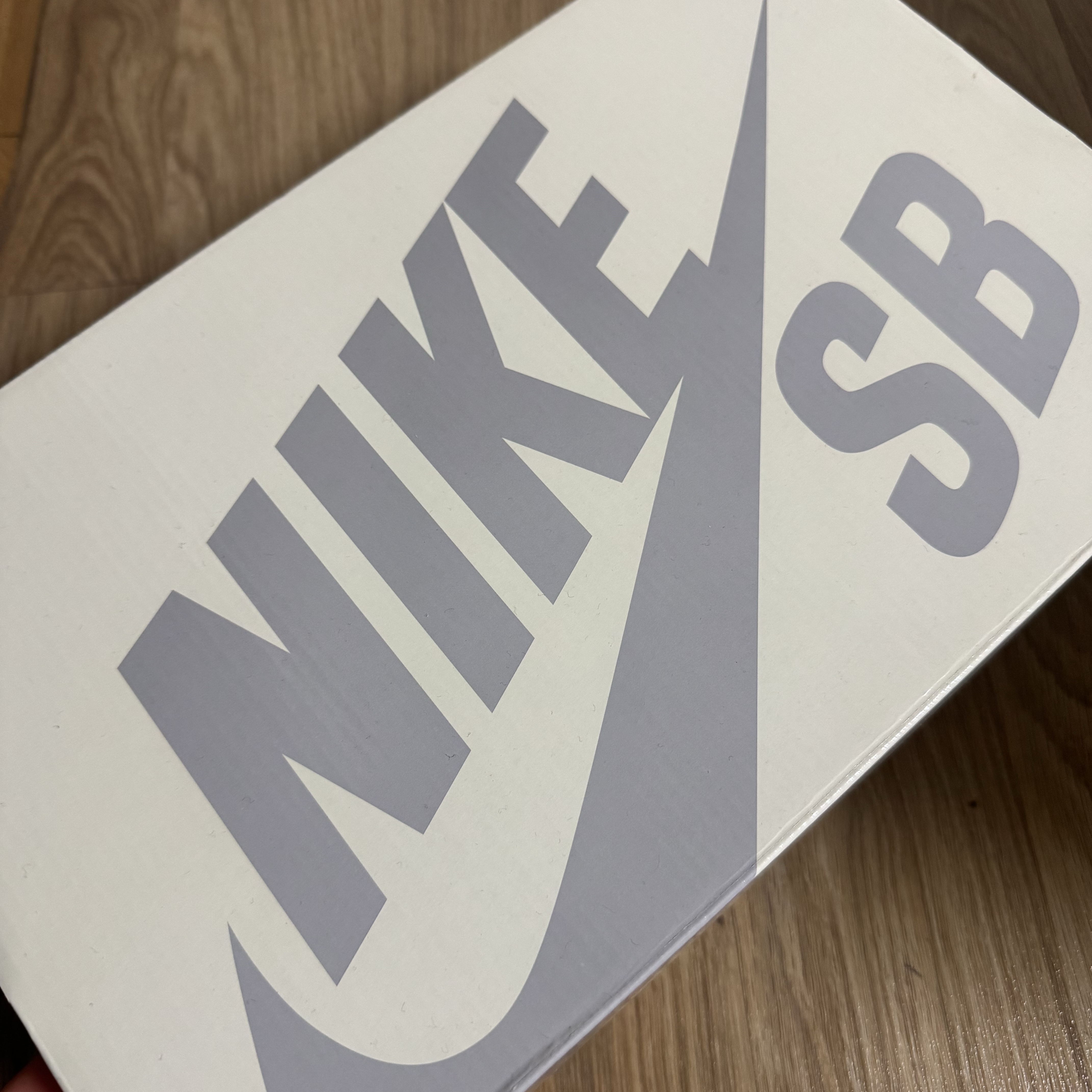 Nike x Supreme SB Dunk Low White 착용 스타일 - 4