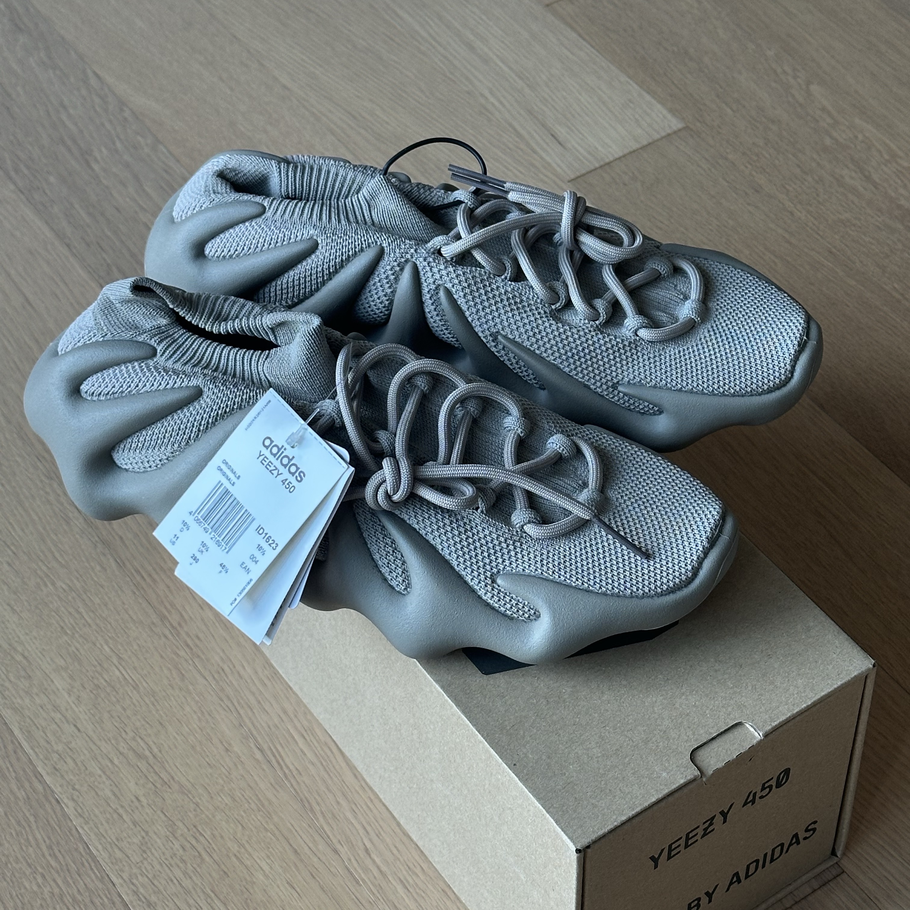 Adidas Yeezy 450 Stone Flax 착용 스타일 - 2
