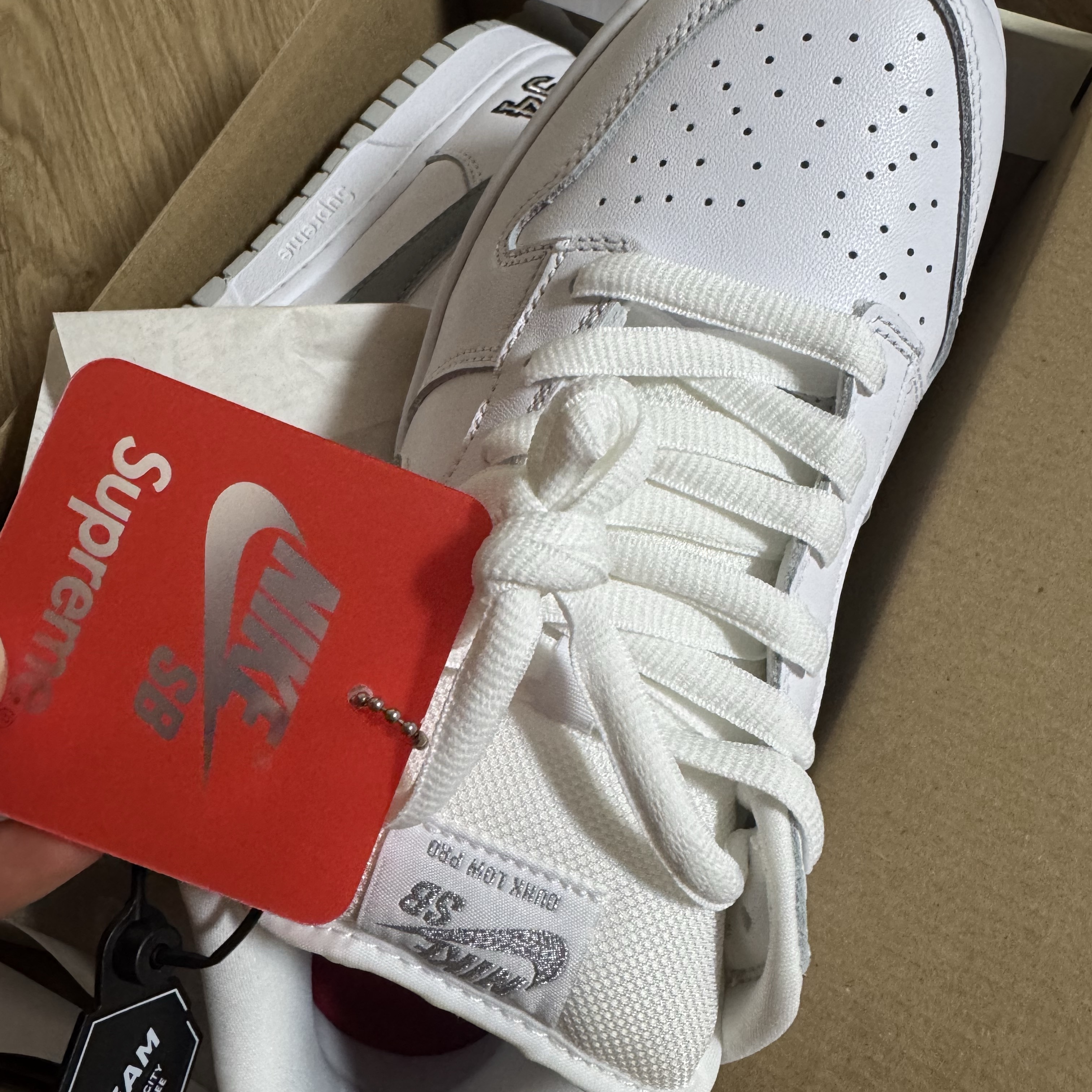 Nike x Supreme SB Dunk Low White 착용 스타일 - 2