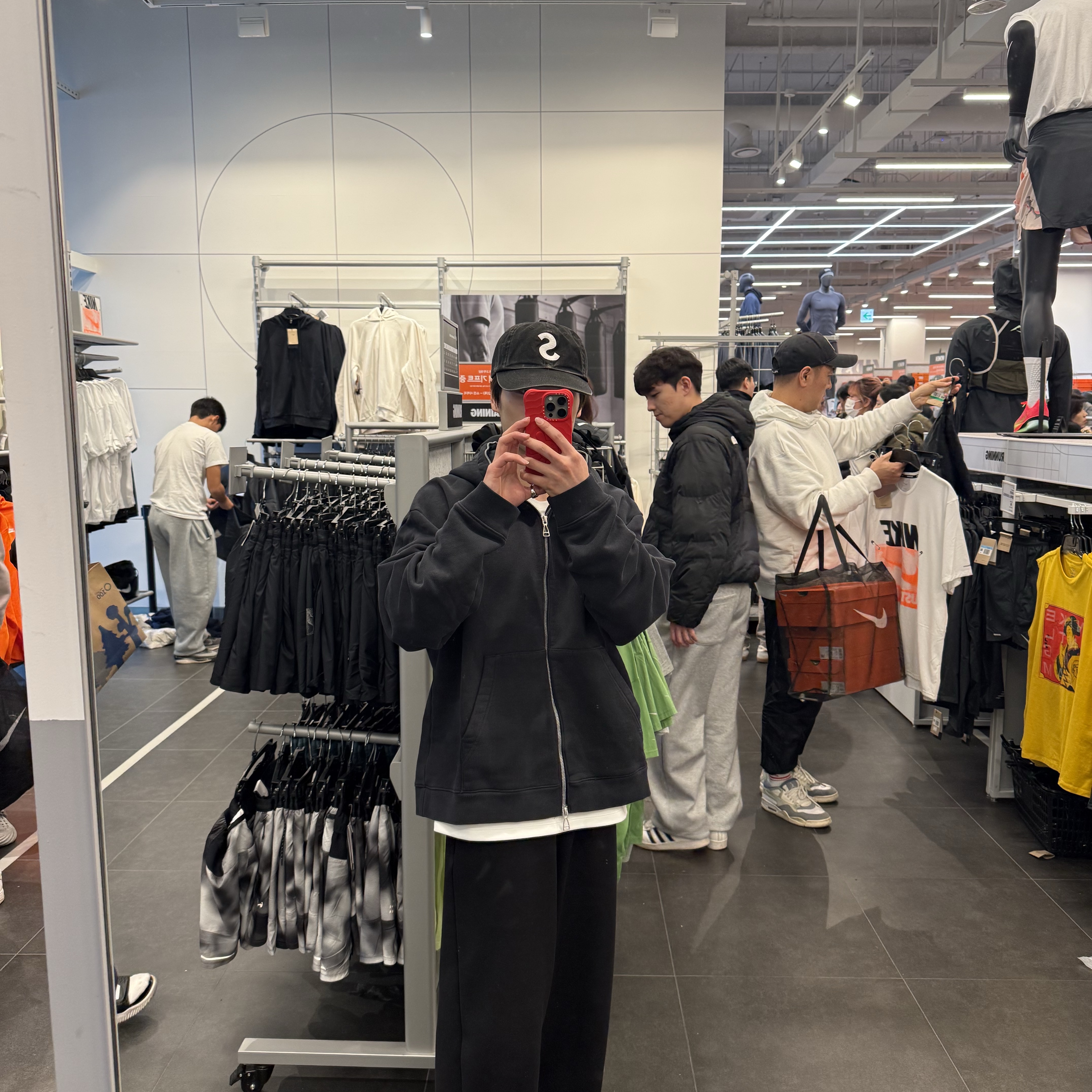 Jordan x Travis Scott Full-Zip Hoodie Black (DZ5500-010) 착용 스타일