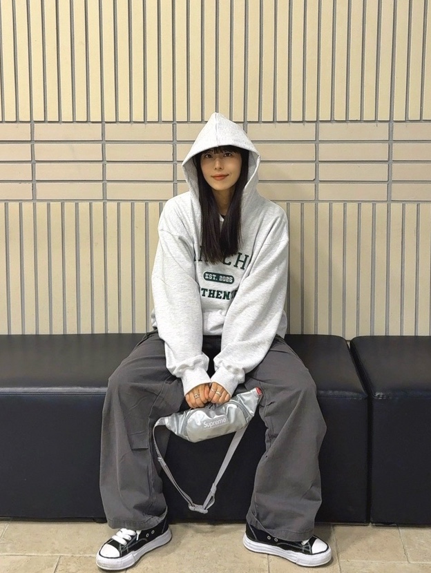 Supreme Small Waist Bag Silver - 22FW, Maison Mihara Yasuhiro Peterson OG Sole Canvas Low Sneakers Black 착용 스타일 - 3