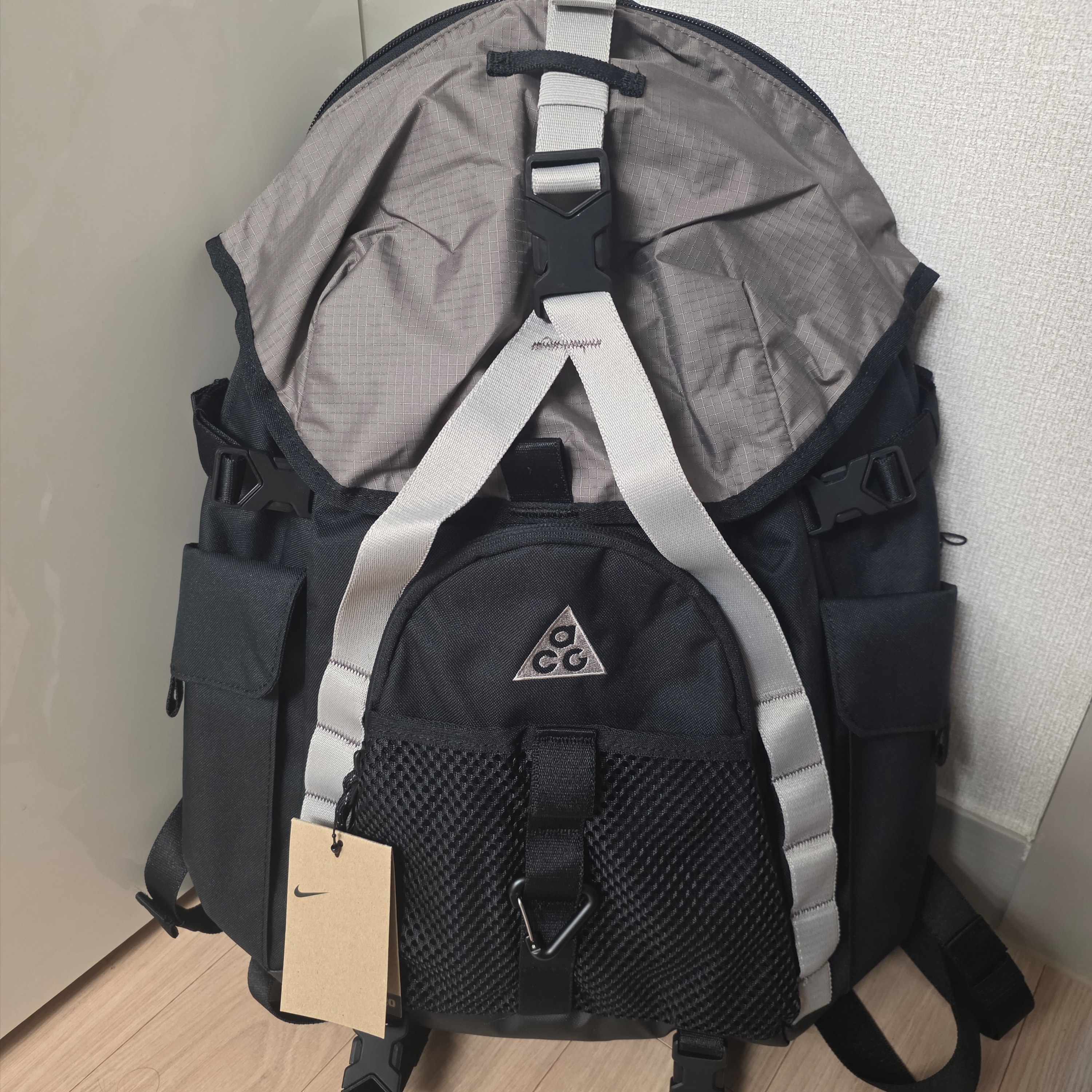 Nike ACG Daymax Backpack 25L Black College Grey 착용 스타일