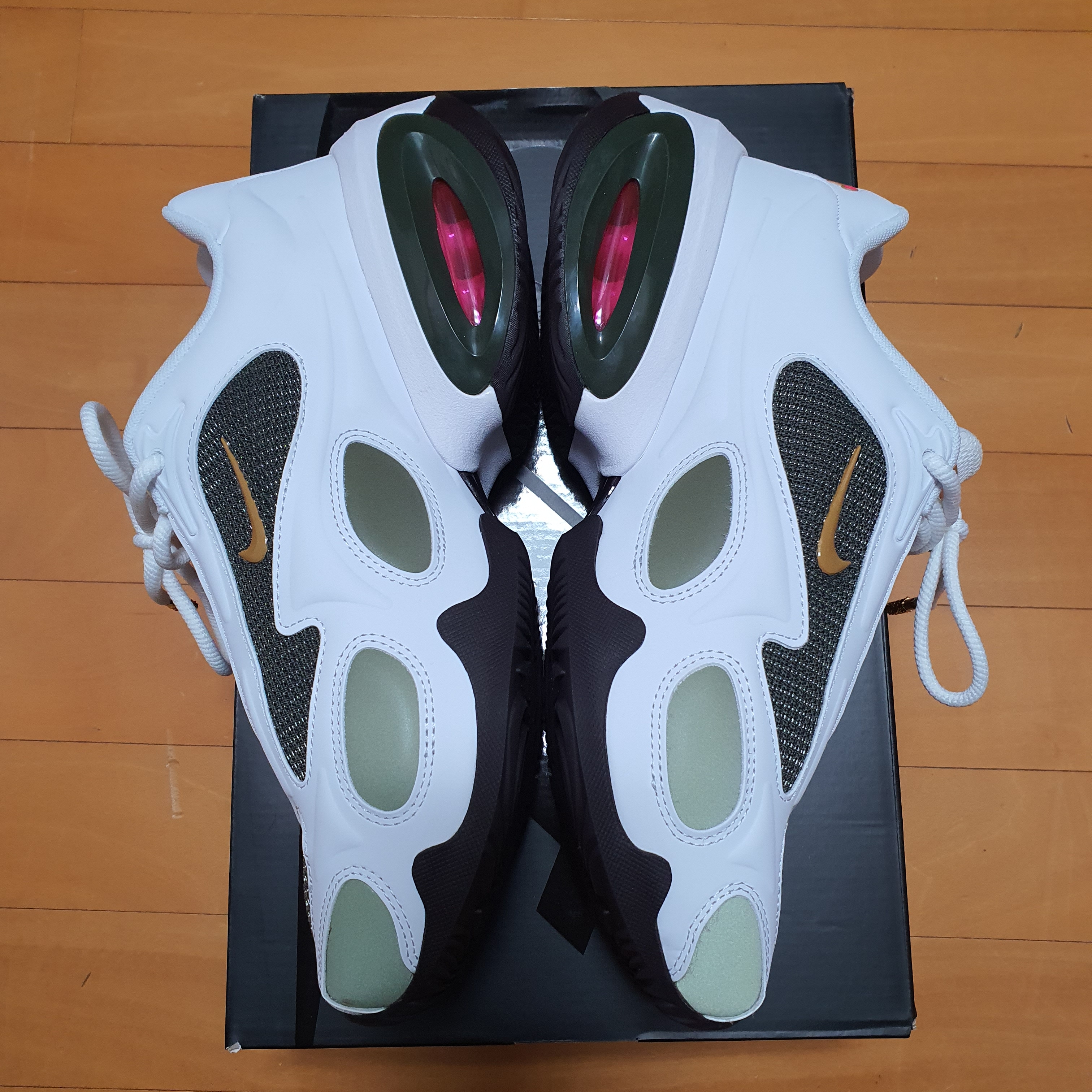(W) Nike x Veneda Carter Air Max Muse White and Cargo Khaki 착용 스타일