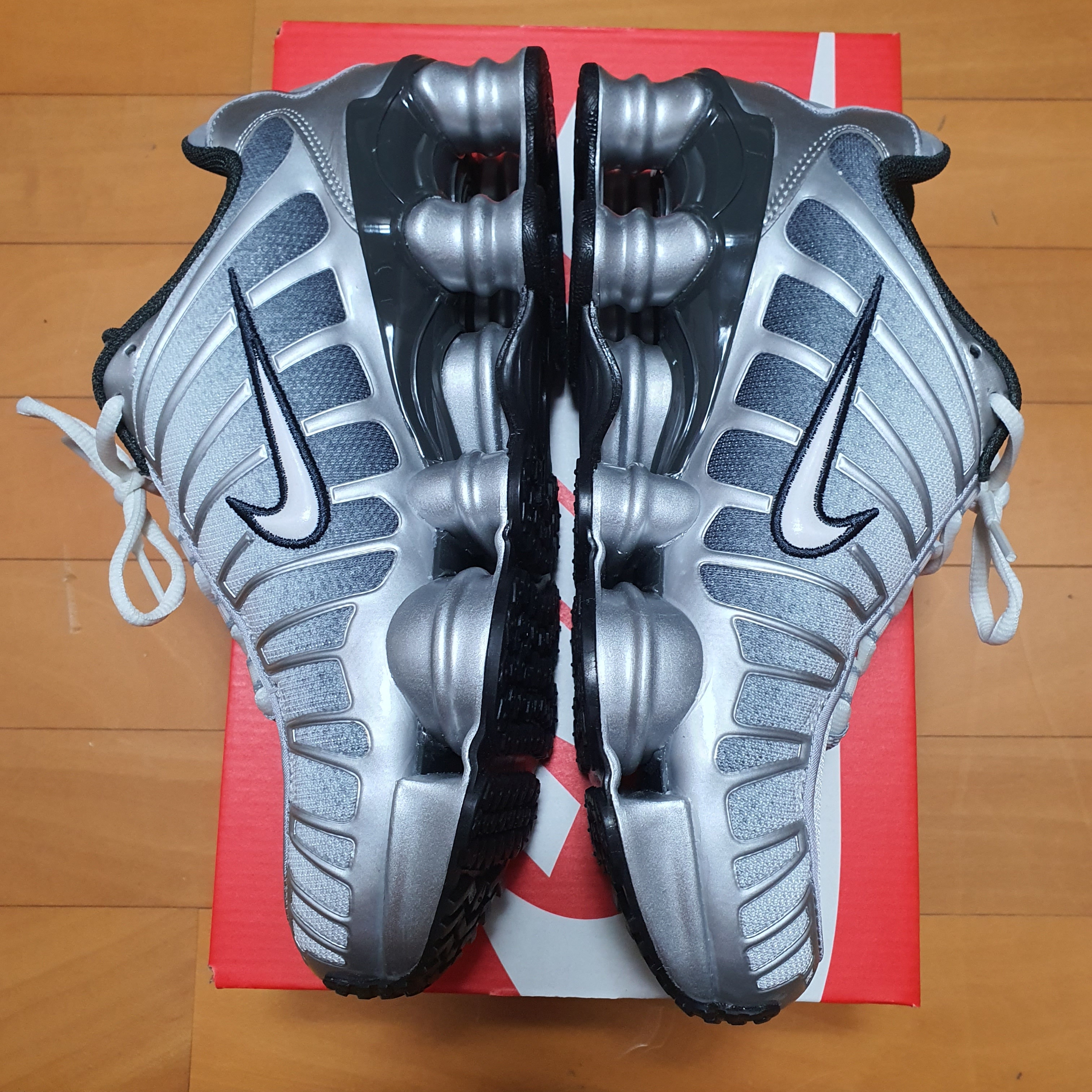 Nike Shox TL Metallic Silver Wolf Grey 착용 스타일