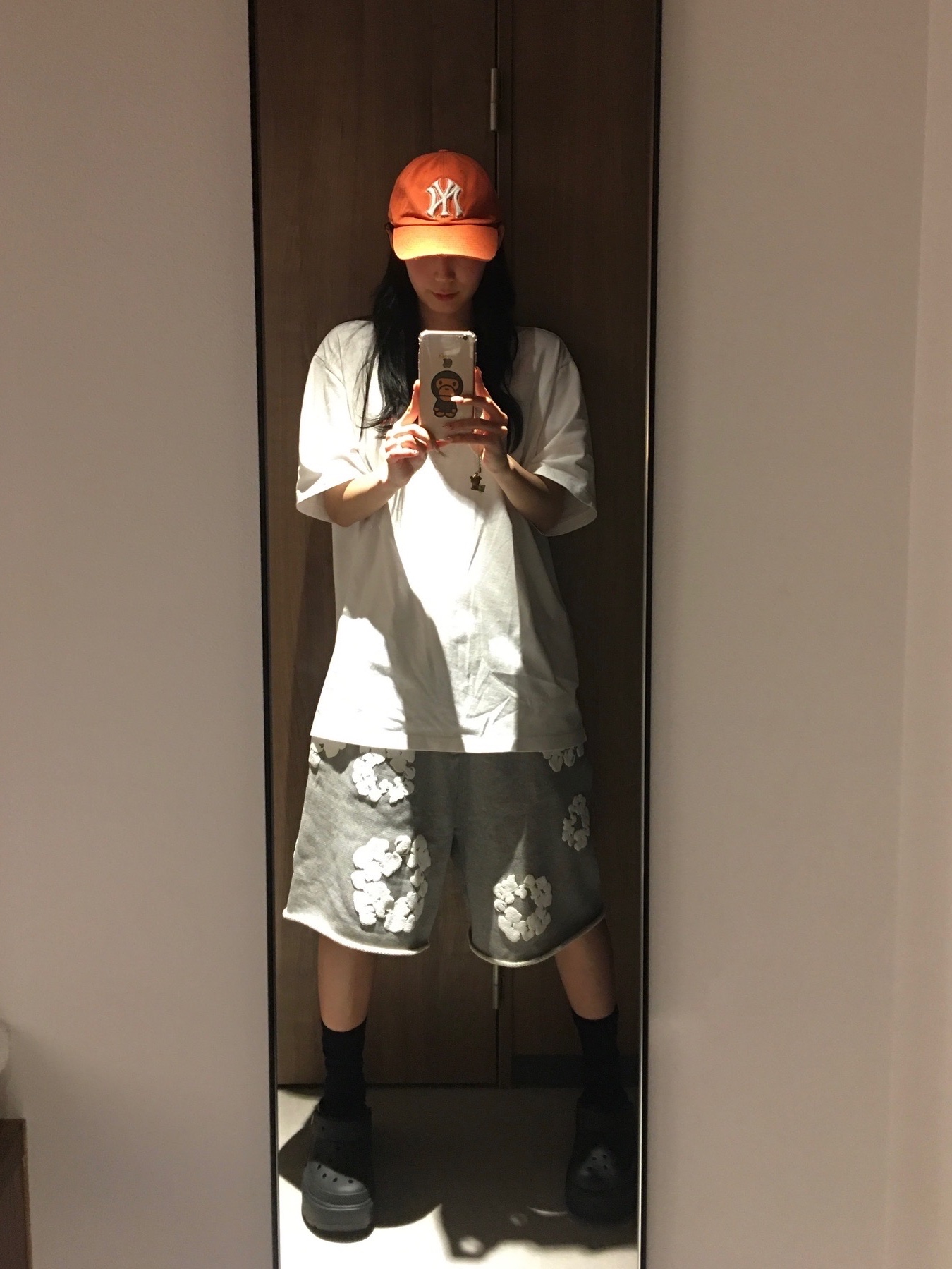 Supreme Small Box T-Shirt White - 25SS, Denim Tears The Cotton Wreath Shorts Grey 착용 스타일 - 1