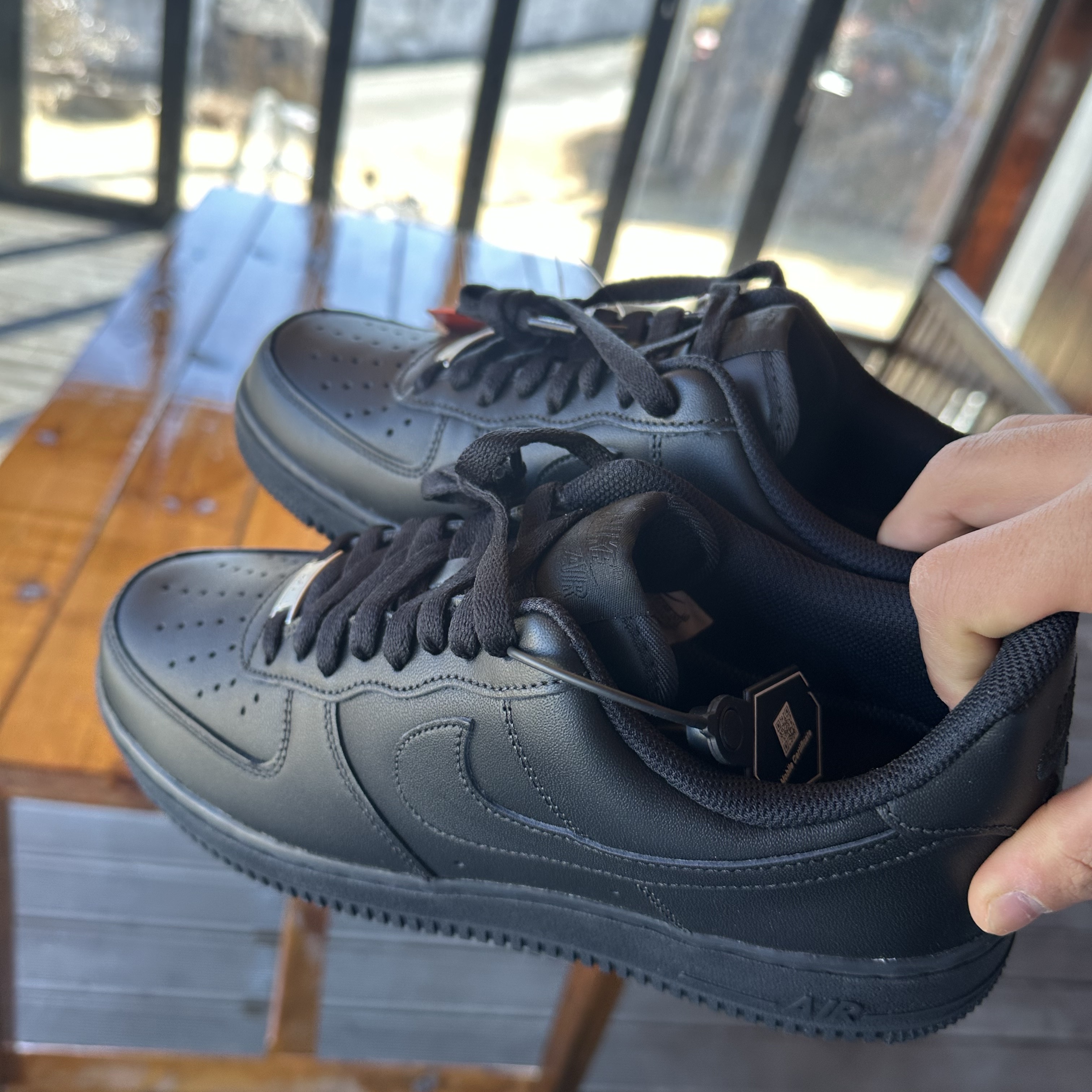 Nike Air Force 1 '07 Low Triple Black 착용 스타일 - 5