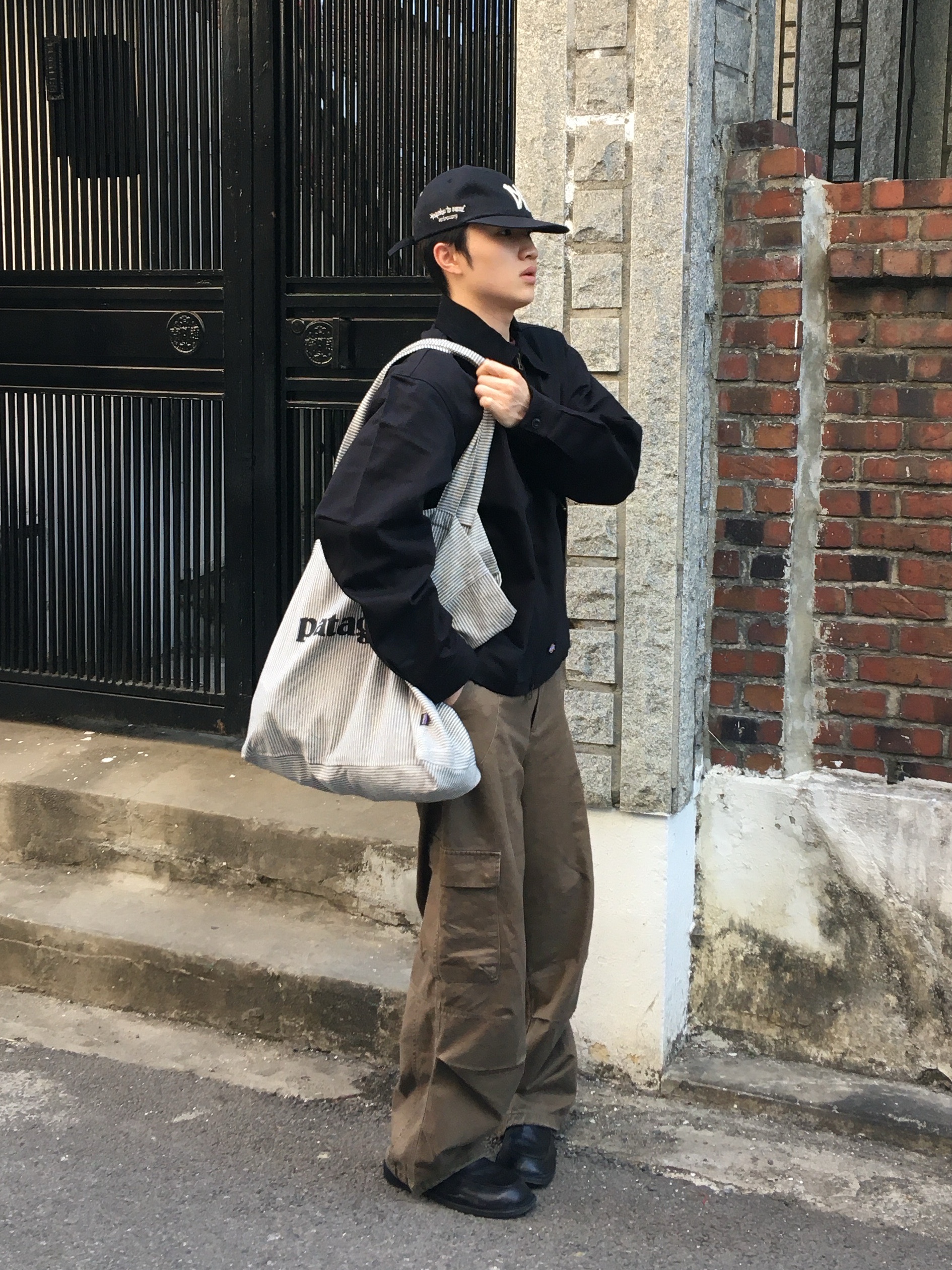 Kinchi Foat - 505 (a) Black, Aoiro 6-Panel Bone A/N Cap Black 착용 스타일