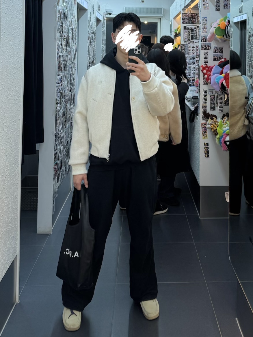 Clarks Wallabee Maple Suede, A.P.C. Ninon Small Tote Bag Black 착용 스타일 - 1