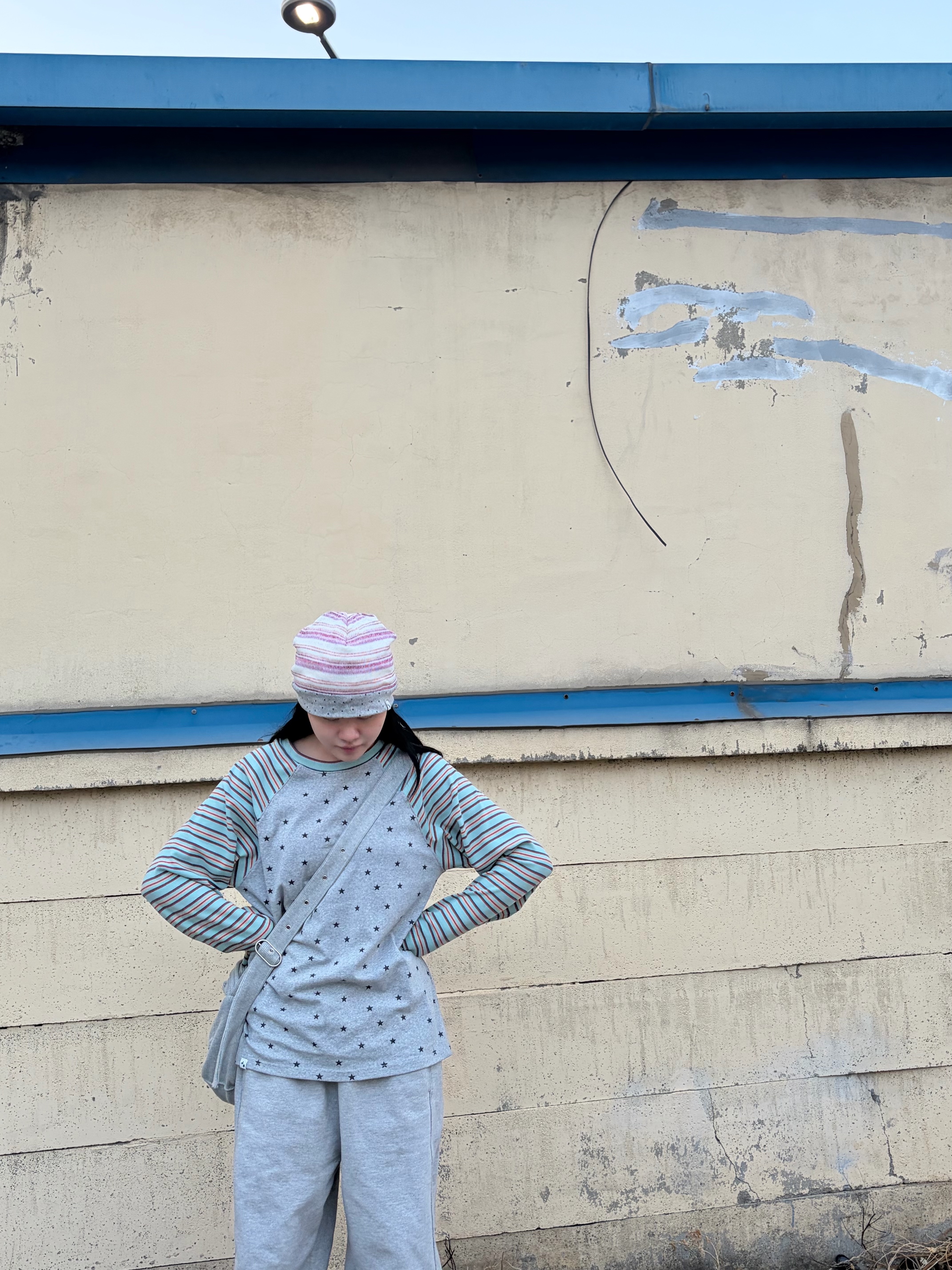 CAVISH Twin Star Striped Beanie Pink, CAVISH Striped Star Raglan LS Tee Grey 착용 스타일 - 4