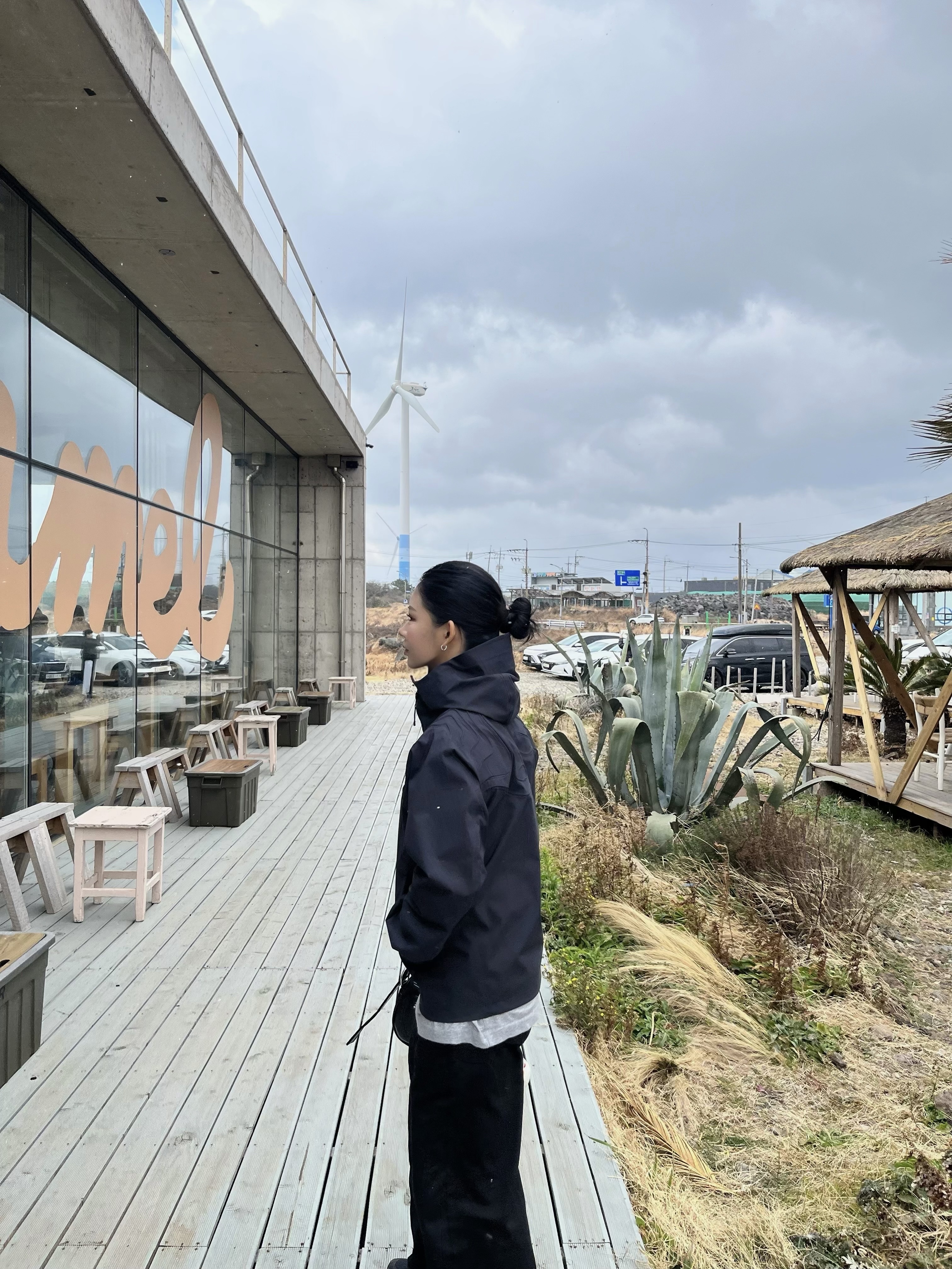Sansan Gear Alea Shell Jacket Black, (W) On Running Cloud 5 All Black 착용 스타일 - 4