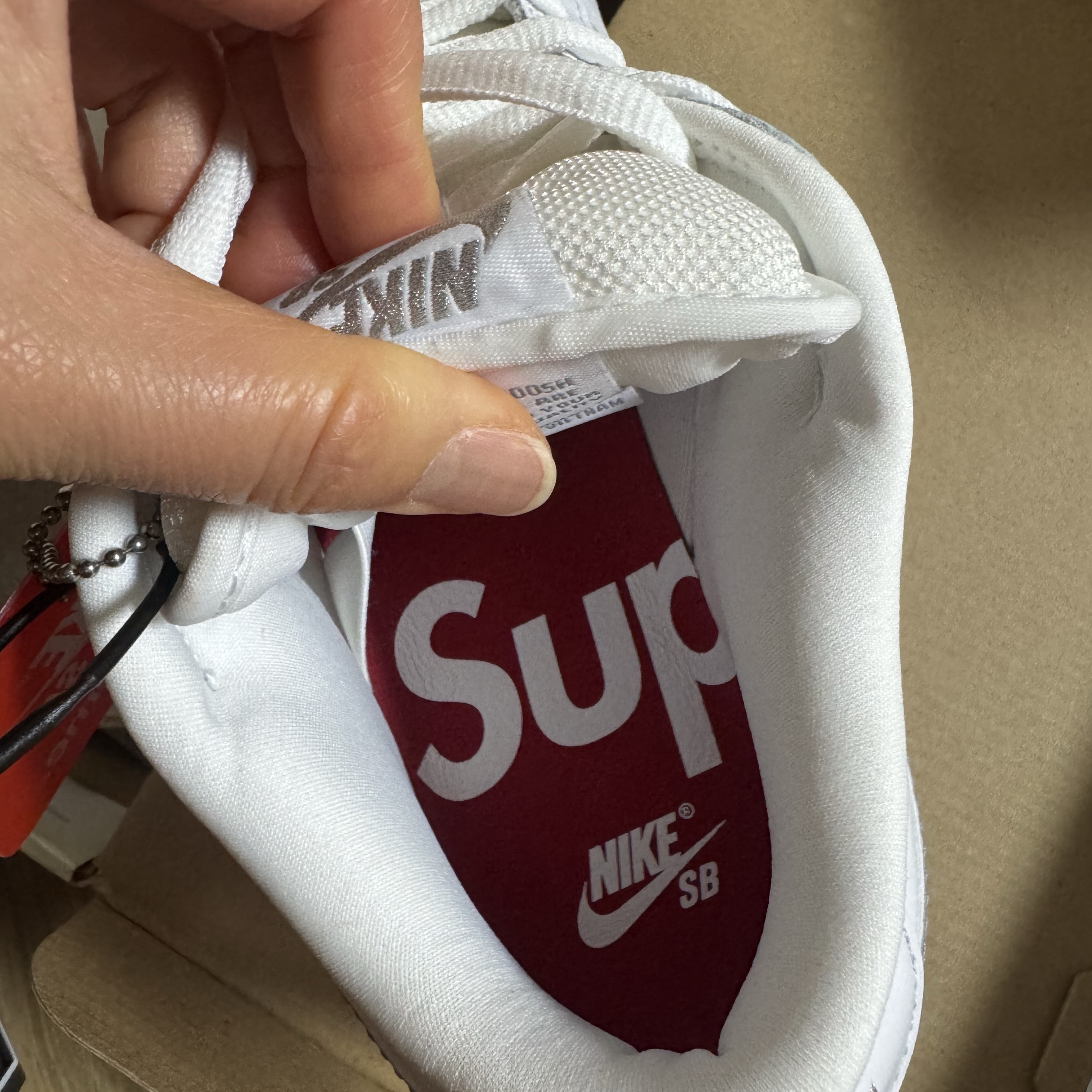 Nike x Supreme SB Dunk Low White 착용 스타일 - 1