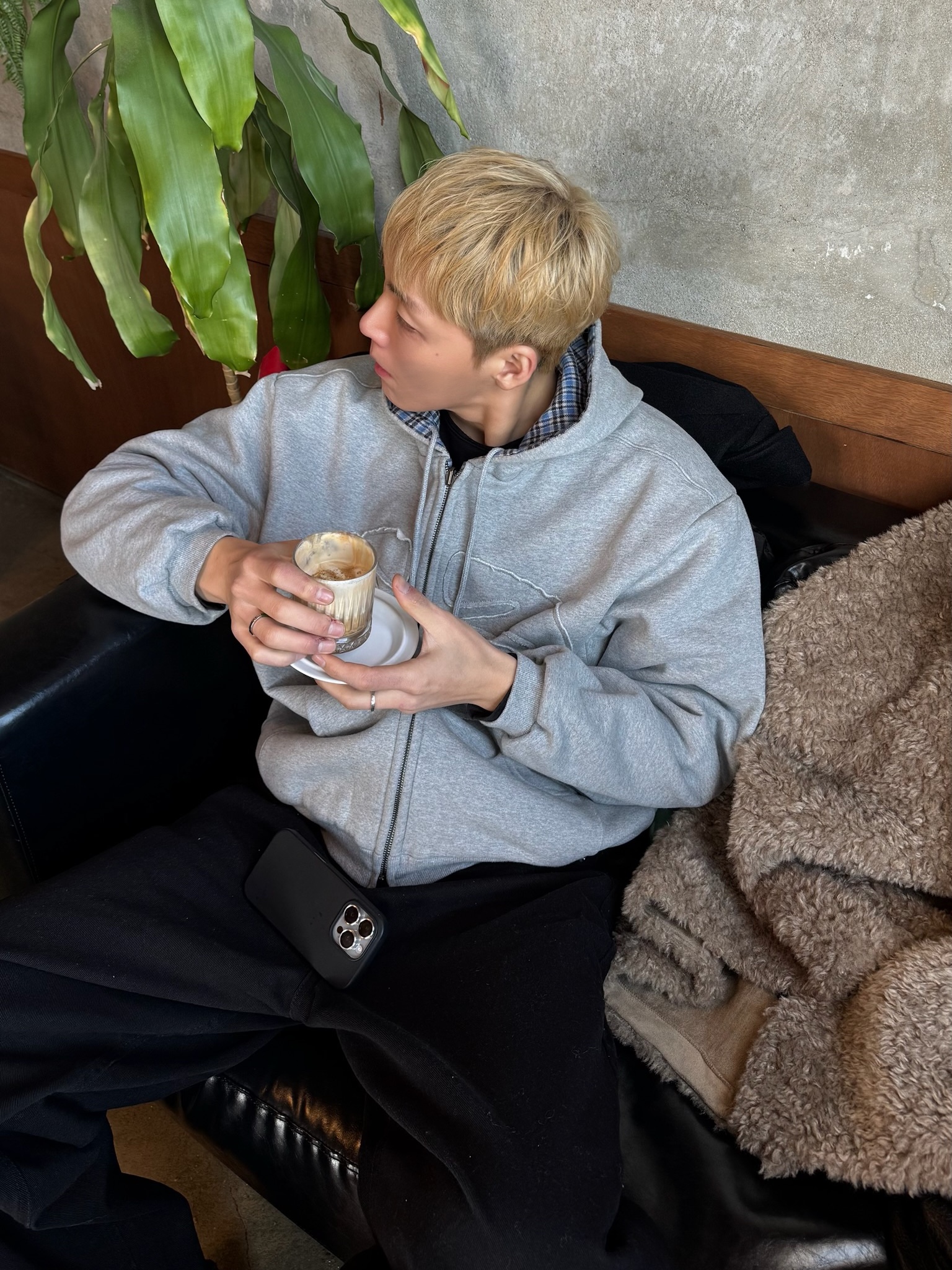 ERTR Reversible Hoodie Zip-Up Check Brown 착용 스타일