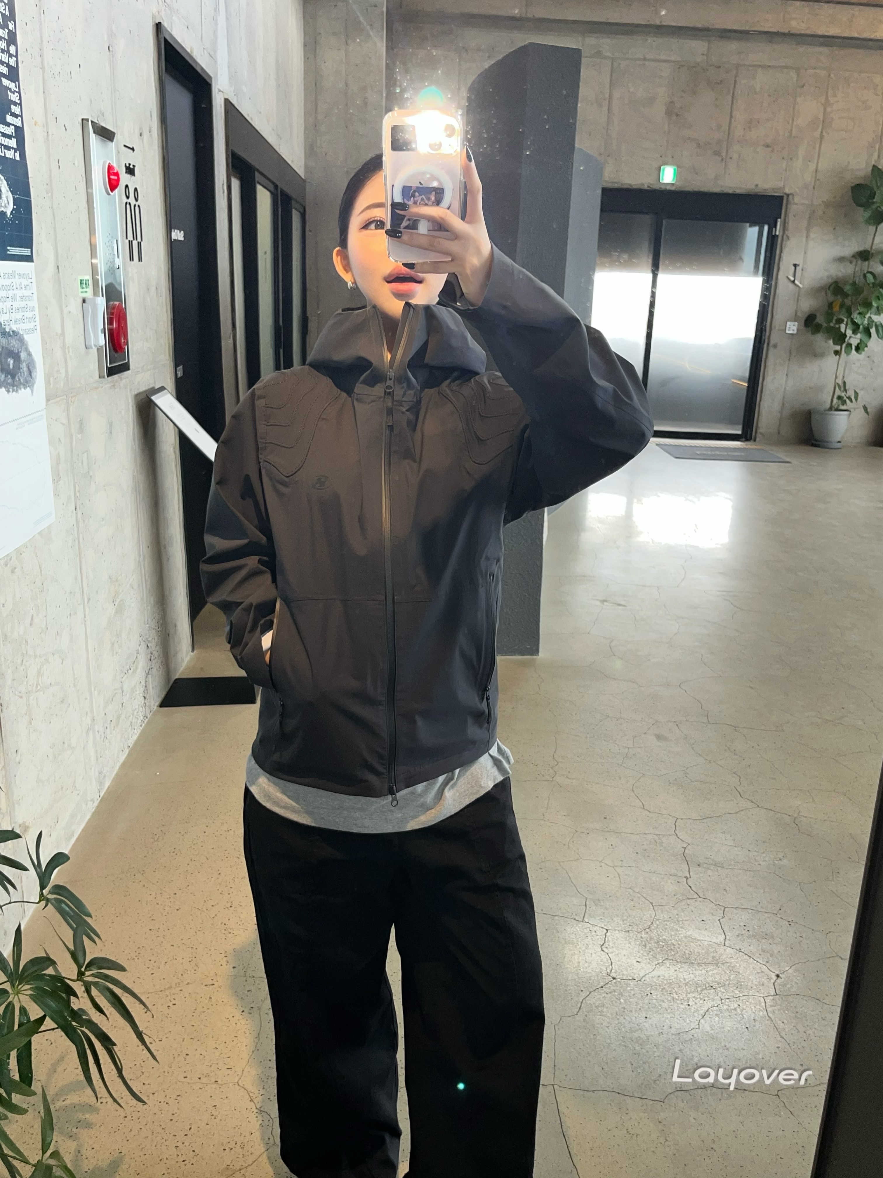 Sansan Gear Alea Shell Jacket Black, (W) On Running Cloud 5 All Black 착용 스타일 - 1