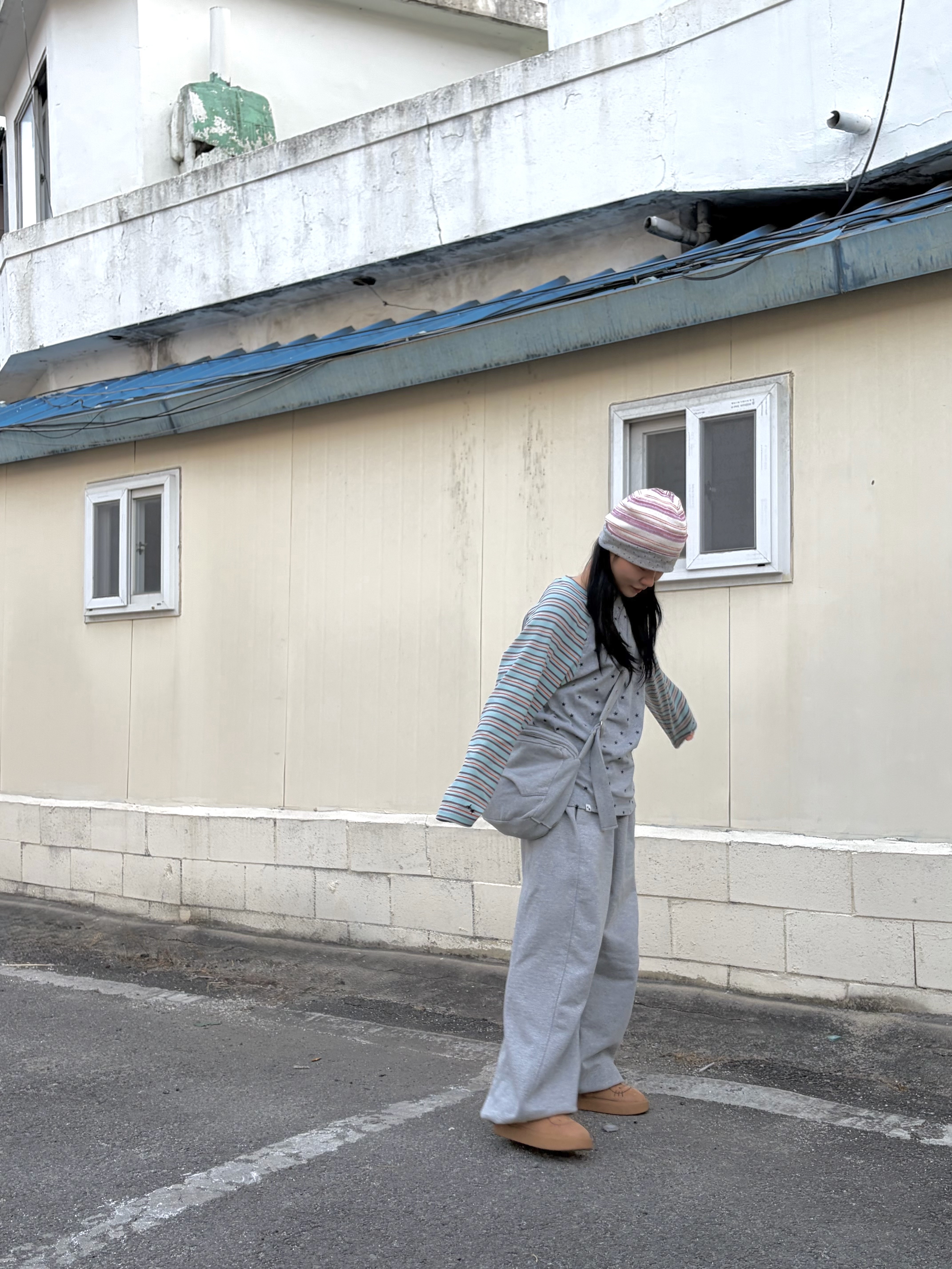 CAVISH Twin Star Striped Beanie Pink, CAVISH Striped Star Raglan LS Tee Grey 착용 스타일 - 3